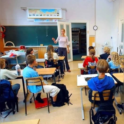KateriSeraphina's tweet photo. 📷 En Finlande, les enfants commencent l’école à l’âge de sept ans. Il n'y a pas d'urgence. Parce qu’ils y ont compris que l’enfance est sacrée et que l’apprentissage s’épanouit mieux lorsque son rythme naturel est respecté.
Le système éducatif finlandais est admiré dans le monde entier. Non pas à cause de ses examens, ni à cause de la pression, mais à cause de son approche humaine et équilibrée. Chaque cours dure 60 minutes, mais seulement 45 sont consacrées à l'étude. Les 15 autres sont réservés au repos, car on apprend aussi en jouant, en respirant et simplement en étant un enfant.
Du lundi au jeudi, la journée scolaire peut être prolongée jusqu'à huit heures, mais le vendredi, elle se termine à 13 heures. Et il n'y a pas de cours le samedi. Parce que l’éducation ne doit pas voler la vie.
En Finlande, tout est gratuit. Les familles ne paient pas pour les livres, les fournitures ou les appareils. Chaque élève reçoit une tablette avec tous ses textes au format numérique. Il n’y a pas de sacs à dos lourds, pas de frais cachés. Il n'y a pas non plus de faim en classe : tous les élèves reçoivent une nourriture illimitée, variée et saine, également gratuite.
Pour la Finlande, investir dans l’éducation signifie investir dans l’avenir. Et ils le font avec conviction. Ils savent qu’un peuple instruit est plus que productif : il est plus juste, plus sain et plus libre. L’égalité des chances n’est pas un slogan, c’est une politique d’État.
Alors que dans de nombreux endroits, l’école devient un fardeau, en Finlande elle reste ce qu’elle devrait être partout : une promesse d’avenir.