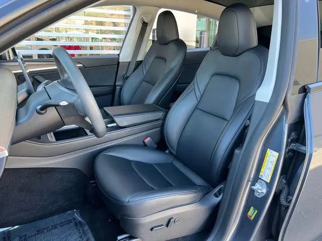 banton94414's tweet photo. 2023 Tesla Model Y Long Range Dual Motor AWD

💰 NOW $21,500
📍 24,997 miles
🎨 Midnight Silver Metallic
🖤 Black interior
⚡ Electric
🔋 Long Range
🚘 Dual Motor AWD
⚙️ 1-Speed Automatic
🔌 6 hrs Level 2 charging

🔥 Great price for a Long Range Model Y message me for details! https://t.co/chkLXtYcLl