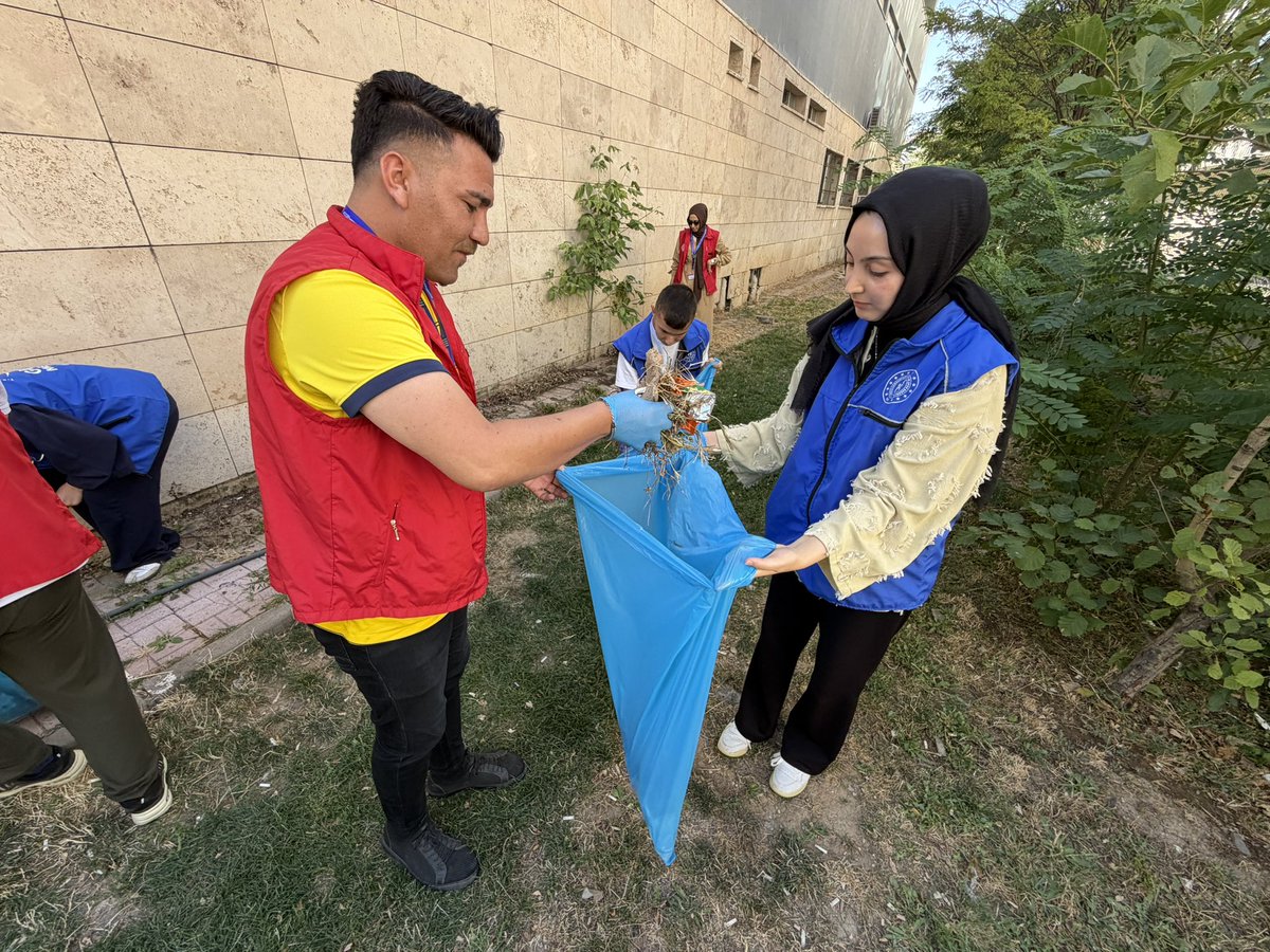 Mus_GM's tweet photo. 🌿💚 Daha temiz bir çevre, daha güzel bir gelecek için gönüllü gençlerimizle Gençlik Merkezimizin bahçesinde çevre temizliği gerçekleştirdik! 💪🌱

Birlikte temizledik, birlikte güzelleştirdik! 😊♻️

#GSBGM 
#GönüllülükTimi 

@OA_BAK @gencliksporbak https://t.co/zUWnVPUz2S