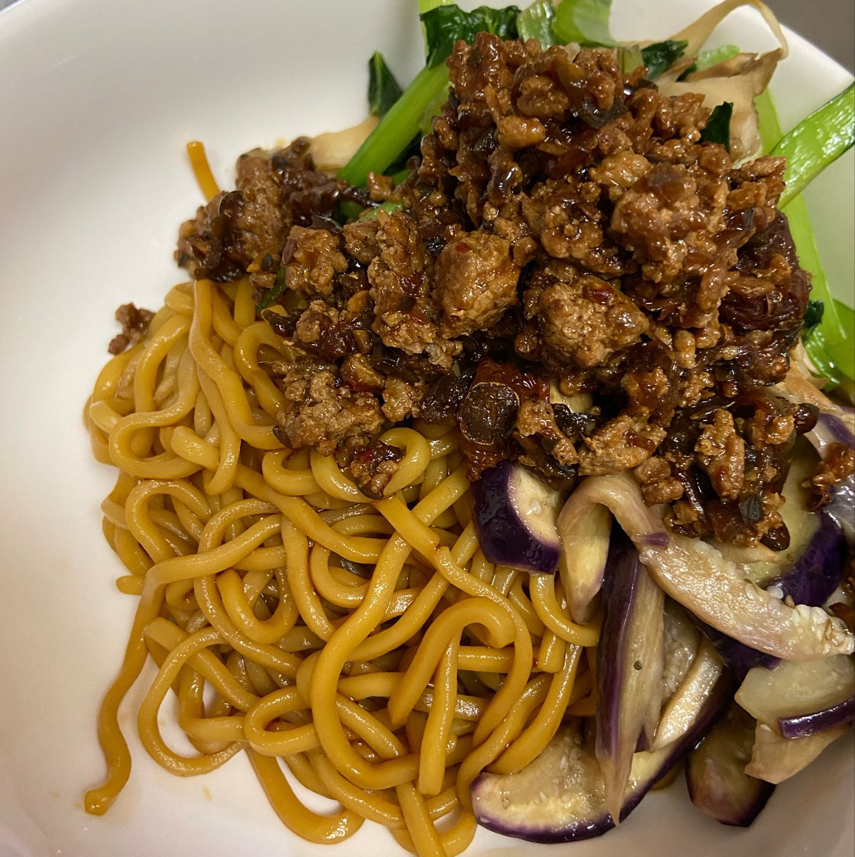 cacono's tweet photo. 家で汁なし担々麺食べたくて仕込むザージャン。麺のタレに練り胡麻入れ忘れて思ったのは、自分はわりと胡麻なしの担々麺好き。酢を使い慣れてなくてタレが決まらない。
2枚目は別日に余ったザージャン再利用の中華風タコライスみたいなサムシング。焼いたお揚げとエノキ、レタスの混ぜご飯にonしたうま https://t.co/ug6enzTPwu