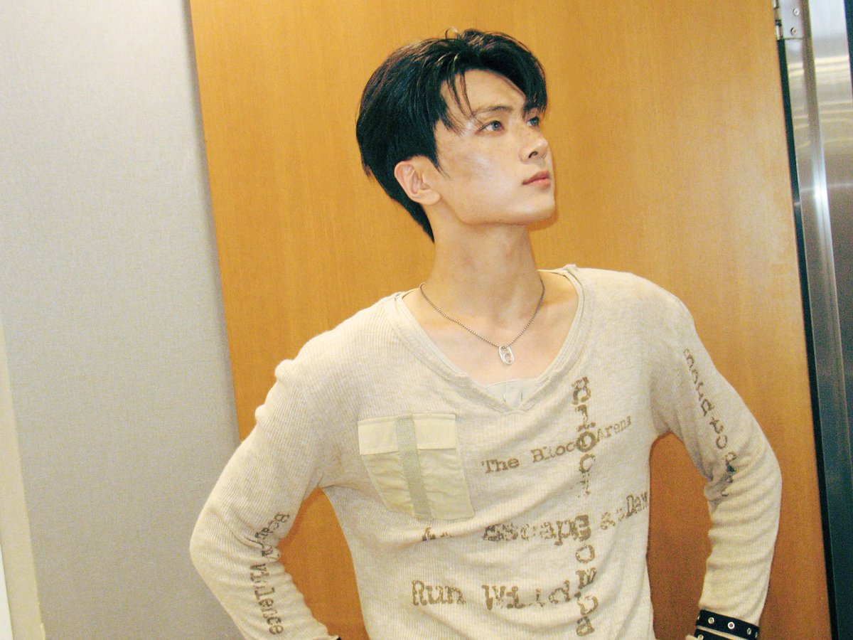 jongsengn's tweet photo. Just felt like dressing this way today because the elevator mirror was clearly asking for some content. Silver pendant, effortless fit, and probably way more confidence than necessary. The whole look has that relaxed, which was pretty much exactly the vibe I wanted. https://t.co/8TcmJVlyTa