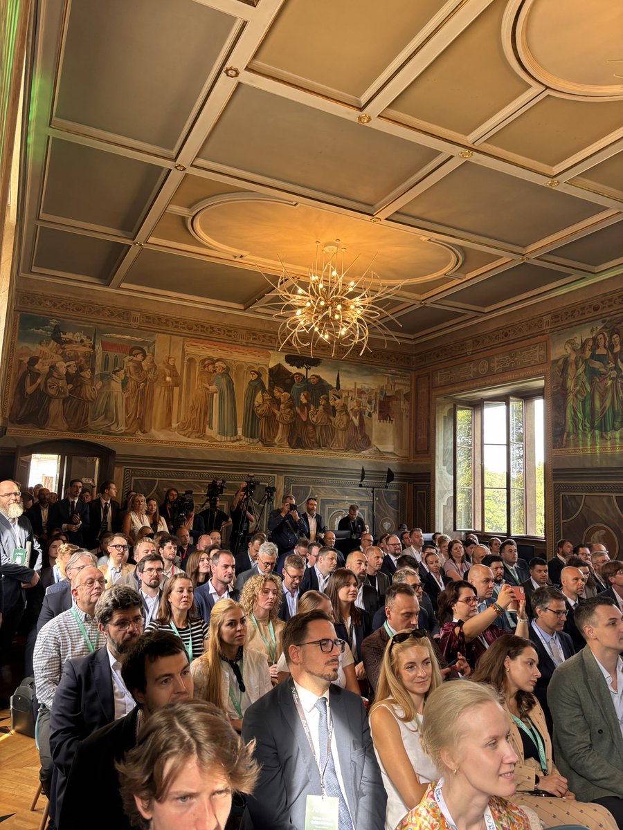EZaharievaEU's tweet photo. But public funding alone will never be enough. We need private capital alongside it. That’s why we are mobilising new tools, including the Scaleup Europe Fund.
Our goal is clear: turn Europe’s AI strength into European scale and global leadership. 🇪🇺 (2/2) https://t.co/NEtxFdUEsG
