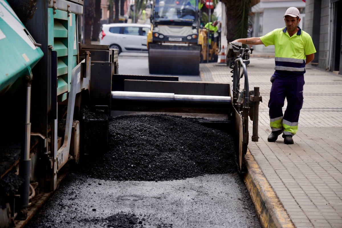 aytolpgc's tweet photo. 📢Licitamos el proyecto para repavimentar cerca de 80 calles de #LPGC con una inversión de 5,38M€
🚧 Actuaremos en nueve barrios, renovando más de 207.500m² de calzada en los distritos Vegueta, Cono Sur y Tafira e Isleta-Puerto-Guanarteme
📲Más info: https://t.co/4cJtPLTwnH https://t.co/xAMjtbHzGC
