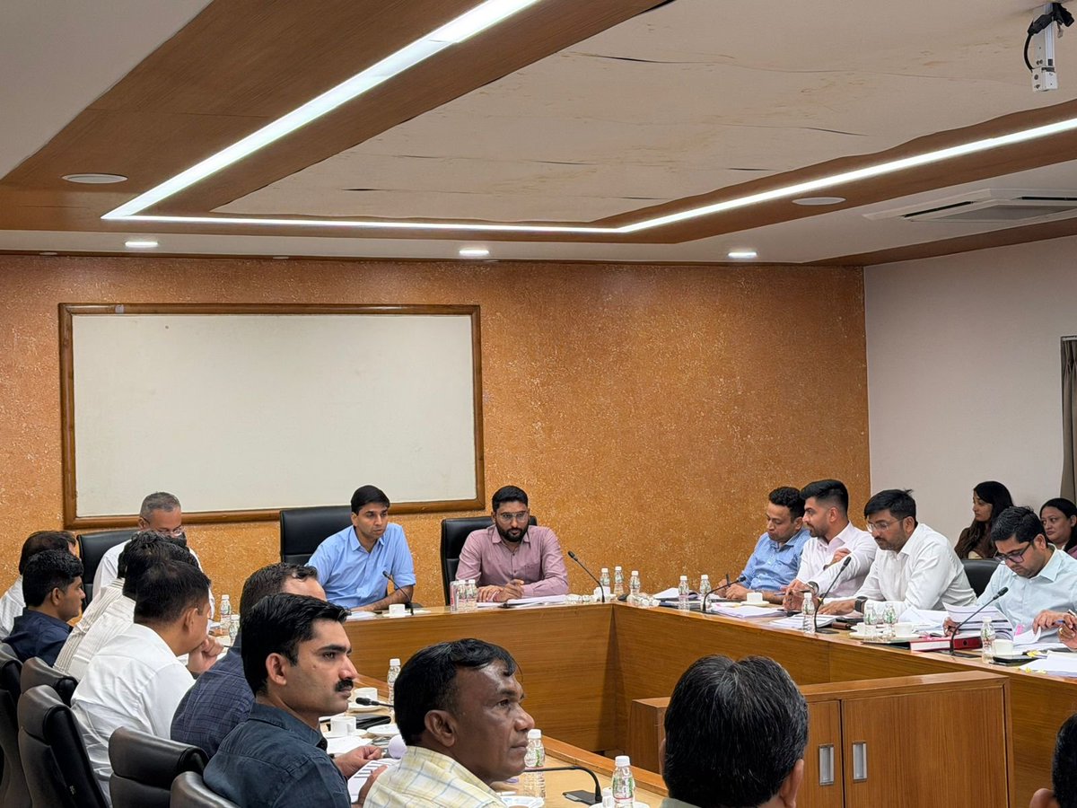 CollectorAhd's tweet photo. આજ રોજ જિલ્લાના મહેસૂલી અધિકારીશ્રીઓની સમીક્ષા બેઠક યોજવામાં આવી. બેઠકમાં iORA, e-Dhara, સરકારી જમીન ફાળવણી, ભુમી સીમાંકન, IRCMS, CM Dashboard તથા RIC Vigilance Cases સહિતની મહત્ત્વપૂર્ણ મહેસૂલી કામગીરીઓની પ્રગતિની વિસ્તૃત સમીક્ષા કરવામાં આવી. કામગીરી�� સમયબદ્ધ, પારદર્શક અને ગુણવત્તાયુક્ત રીતે પૂર્ણ થાય તે માટે જરૂરી માર્ગદર્શન આપવામાં આવ્યું.

#Ahmedabad #RevenueAdministration #GoodGovernance