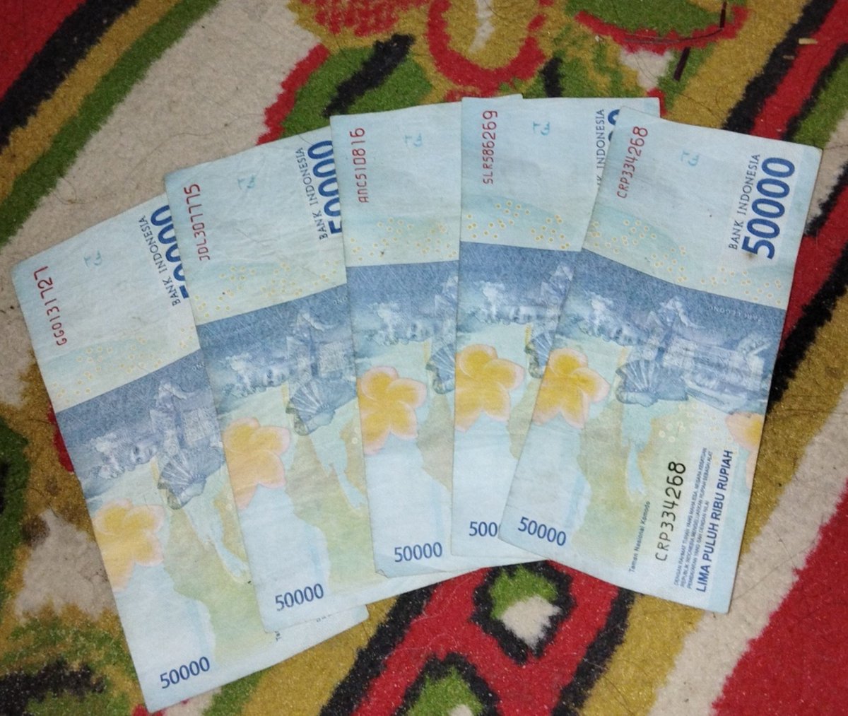 saraspages's tweet photo. jahat banget ga si guys? sama uwak bulan ini digaji cuma 250k, dia komplain karena aku udh punya kerjaan sendiri dan hasil gaji sndiri. dia ga mau ikut andil dlm bagian pdam maupun listrik, pdhal bulan ini pdam nunggak 1 bulan listrik 340k malah. apa yang harus aku lakuin lagi😔 https://t.co/6Qpi394y0C