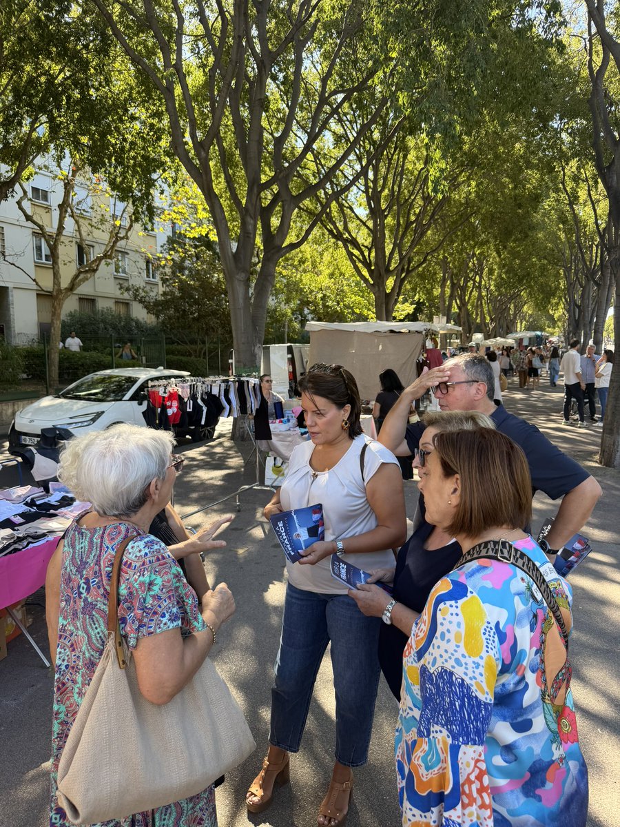 EleonoreBez's tweet photo. Quelle joie de reprendre le militantisme avec @OlivierFayssat et mes amis élus @marseillenordre pour @MLP_officiel ! Et surtout quel succès : les marseillais du 9-10 ont hâte que le @RNational_off arrive au pouvoir en 2027 ! 
#Marseille https://t.co/QW0jtoYpgX
