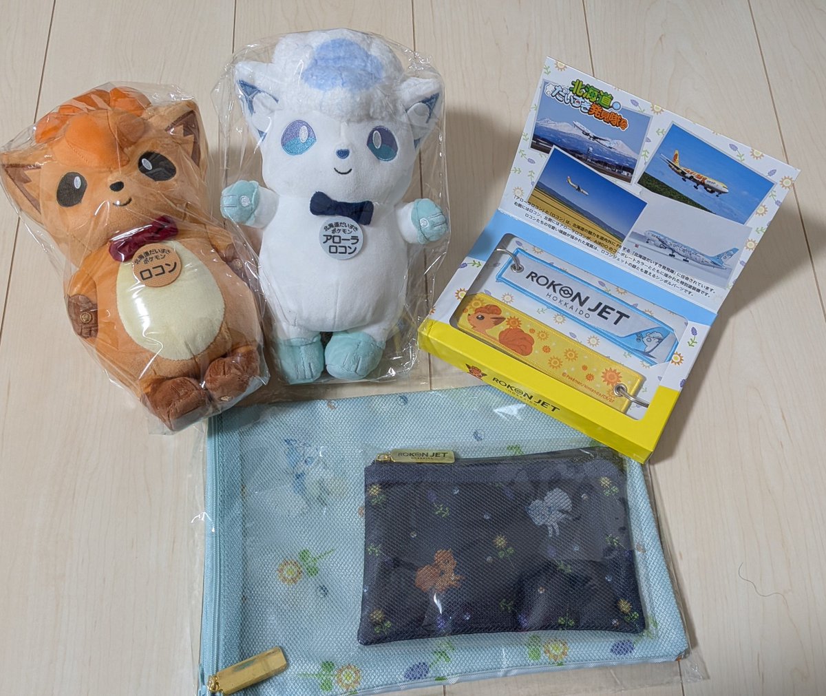 ta_shira's tweet photo. あと函館、北海道といえばで、GLAYマンホールやロコンちゃん、ポケふた。完全に私のお土産w
実はポケモンではロコンちゃん最推しだけど、よくあるぬいは横顔は良くても正面が苦手で。でもこのきぐるみぬいは顔が可愛いかった。帰りはAIRDO(金カム)だったので、ポーチとタグも買った。 https://t.co/Kw04dNgCRq