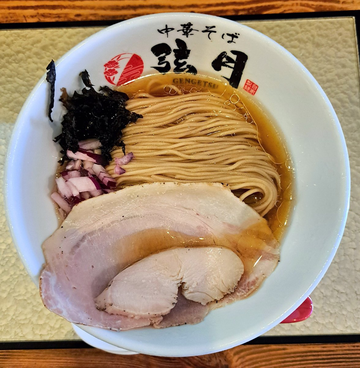 setsumen's tweet photo. 静岡市葵区七間町
中華そば 弦月さん
淡麗煮干そば
(温or冷の選択で冷たい方)
#ラーメン #静岡 #葵区 #七間町 #中華そば弦月 #静岡ラーメン #静岡市ラーメン #ramen https://t.co/ngpSBgR3eh