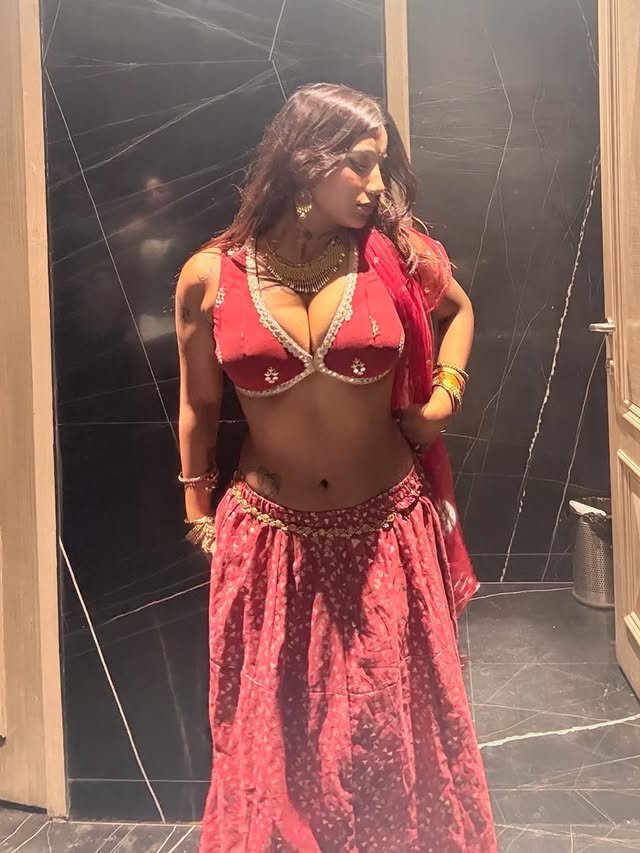Baddiesward's tweet photo. Not just pretty - she’s a full-time baddie. 🥵❤️‍🔥 https://t.co/L759YggaH2