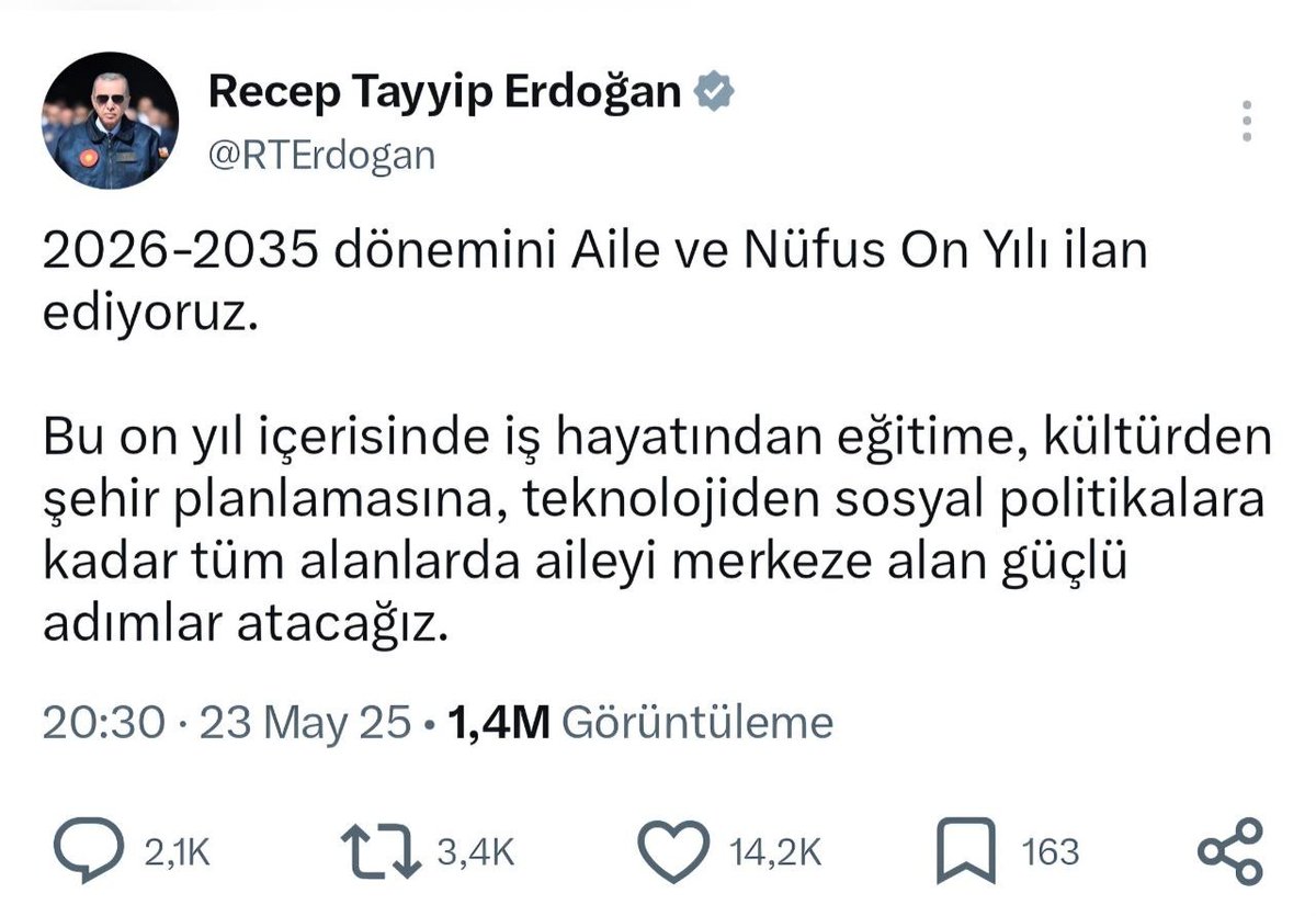 CnkrtAhmt's tweet photo. Sayın Cumhurbaşkanım, biz eşimle Şanlıurfa’da görev yapıyorduk. 1 yaşında küçük bir bebeğimiz var fakat Urfa’da bakacak hiç kimsemiz yoktu. Ailelerimiz memleketten sırayla gelip gitmeye çalıştı ama bebek çok küçük olduğu için bu süreç hem onu hem bizi perişan etti; süreç sürdürülemez hâle geldi.
Biz de sırf bebeğimize bakabilmek, ailelerimizin desteğini alabilmek için bir risk alıp Sakarya’ya tayin istedim ve atamam çıktı. Eşim de hemen arkamdan eş durumuyla yanıma gelecekti. Ancak kontenjan yetersizliği nedeniyle eşimin ataması yapılmadı.
Şu an il emri verilmezse eşim Urfa’ya geri dönmek zorunda kalacak. Biz bebeğimize bakabilmek için aile desteği ararken, şimdi 1 yaşındaki kızım babasından tamamen ayrı kalacak. Çözüm ararken aile birliğimiz tamamen dağılma noktasına geldi. Bu mazeretim sebebiyle il emri verilmesini talep ediyorum. Gereğinin yapılmasını arz ediyorum.

@RTErdogan @Yusuf__Tekin @MahinurOzdemir #ilEmriHikayem 🙏 #234