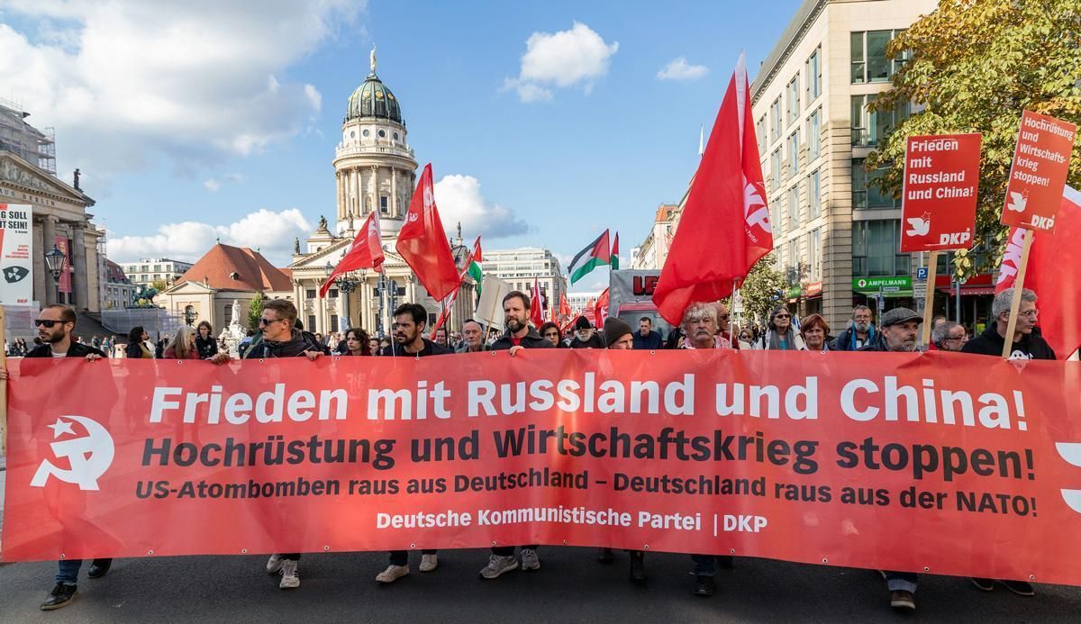 UnsereZeit_UZ's tweet photo. Wem nutzt es? Die Hysterie gegen #Russland freut #Kiew und die #USA, die noch nie gute deutsch-russische Beziehungen mochten. Und natürlich die deutsche #Rüstungsindustrie.  https://t.co/lqpThMFUkW

Foto: Karl-Reiner Engels https://t.co/F0zUvcLDst