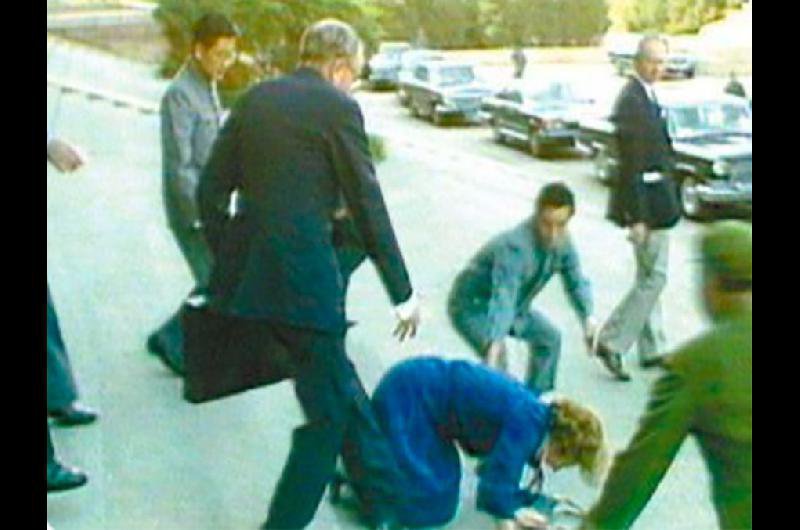 marxposting's tweet photo. Porque Thatcher sabía que estaba perdida. El mismo Deng le dijo que si el quería tomaba la ciudad esa misma tarde. Thatcher se cagó y se tropezó cuando salía de las negociaciones. https://t.co/PeChgfsELZ