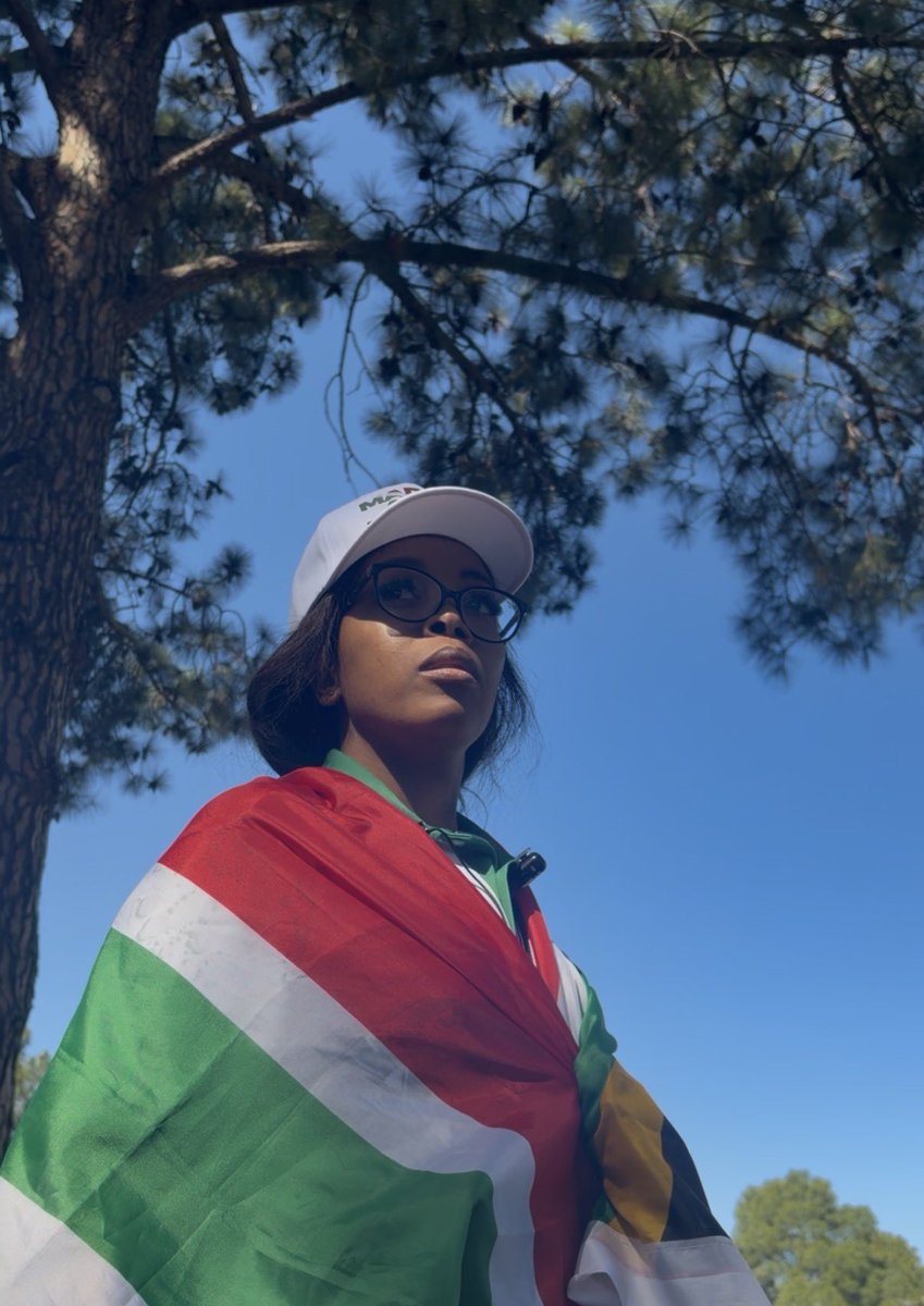 MaxNomaNini's tweet photo. Everytime you want to fight for Sourh African rights, You have to use only one hand — because the other hand is busy trying to keep away South Africans who are literally fighting you.💔💔💔💔😭😭😭 

 @JacintaNgobese keep going queen we see you & we're fully behind you & March and March 🇿🇦🇿🇦🇿🇦🇿🇦🇿🇦