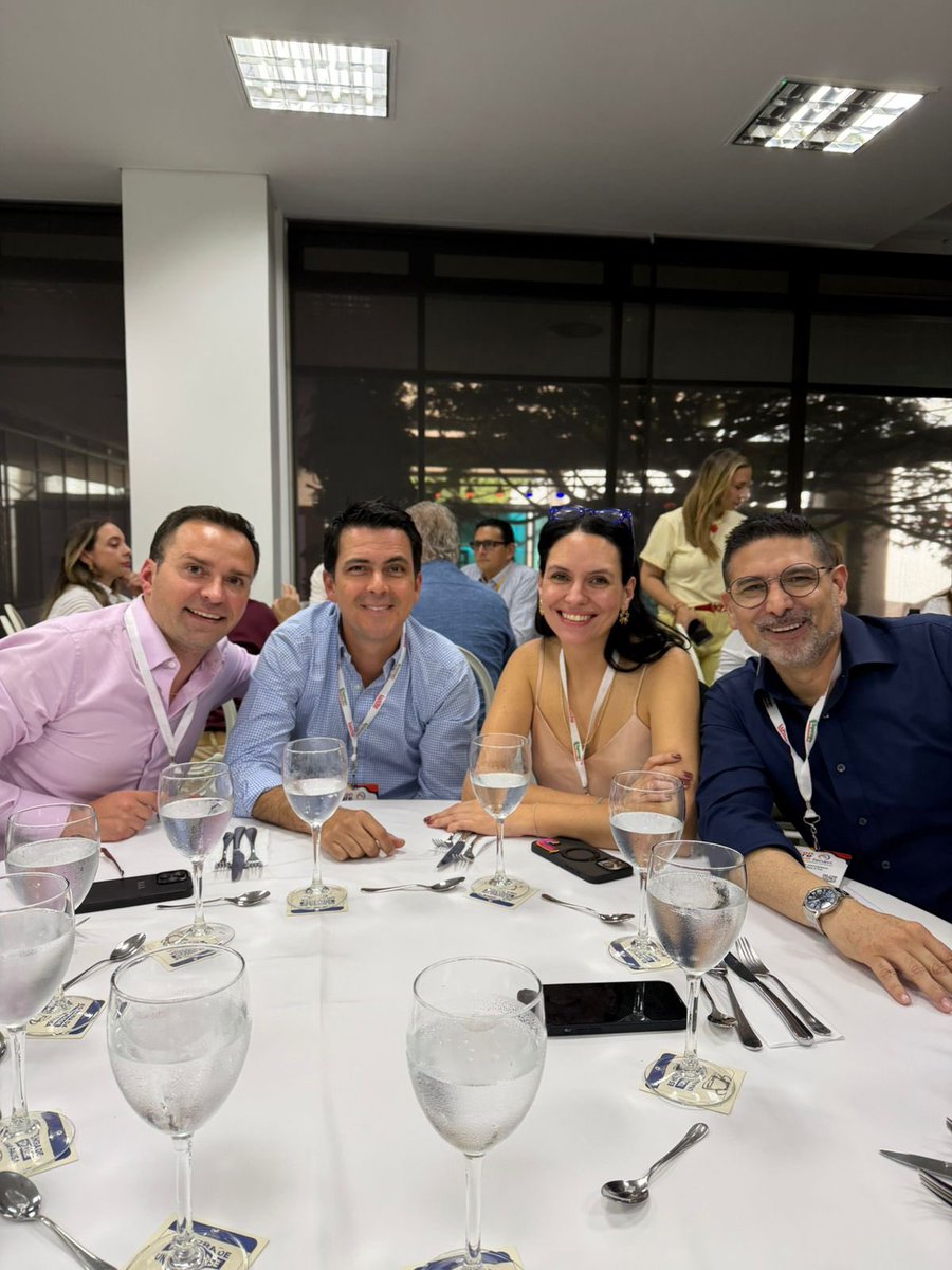 dpinillacalero's tweet photo. Hoy, en Cali, en el Congreso de FENAVI, conversamos sobre la importancia de la avicultura para Colombia. @delmarpizarro @cearizabaleta

19,4 millones de toneladas de huevos, más de 2 millones de toneladas de pollo y 350 mil empleos. Cifras que hablan de la fuerza de este sector. https://t.co/W30glEJuxT
