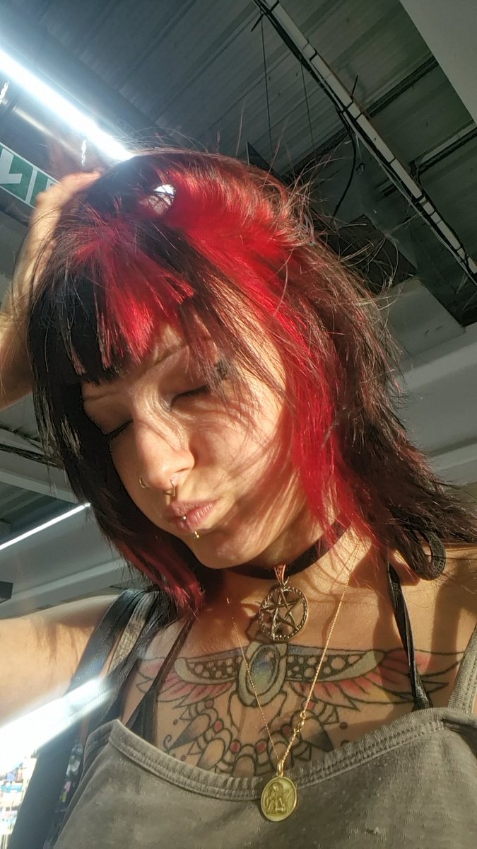 succcubus666's tweet photo. ahah la couleur de veuch de votre déesse à changer grace a votre argent qui est le mien mouahahha
#moneymiss #goth #moneyslave #paypig #ATM #soumis #findom #esclave #larbin #pigeon #dom https://t.co/Fr1kKm9uC4