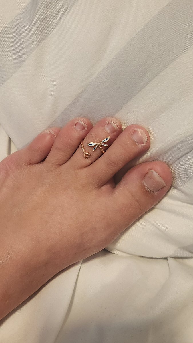 ReginaTipToes's tweet photo. Do you like my #toering ? I love wearing foot jewelry. 

#feetfetısh #feetworshi̇p #footfetısh #feetfetıshly https://t.co/GqpjrXmal2