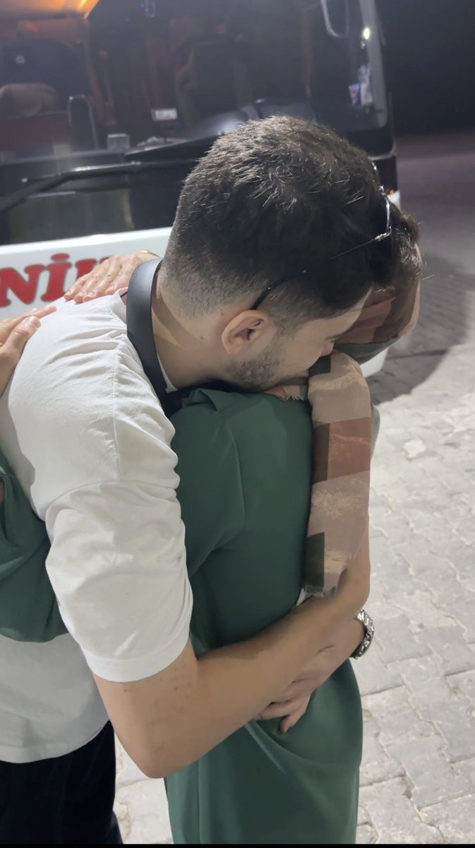 mchtbyrz's tweet photo. Bugün binlerce öğretmen arkadaşımızın mazeretine ortak bir ses olduk; şimdi ben de kendi hikâyemi anlatıyorum:

22 yıl boyunca emniyet teşkilatında onur ve gururla vatanına,milletine hizmet etmiş ve bu yaz emekli olmuş bir emniyet mensubuyum.Vatanımın birçok ilinde  öğretmen olan eşimle birlikte şeref ve gururla görev yaptık.Yaşım genç olmasına rağmen bakıma muhtaçve yaşlı annem,babam için emekli olarak memleketime yerleştim.Öğretmen olan eşim bu yaz mazeret atamalarında tayin istedi ama norm olmamasından dolayı yanıma atanamadı.Bunu üzülerek ifade ediyorum ki;
 22 yıl bu vatana,bu millete ettiğimiz hizmetlerin hiç mi önemi yoktu?Biz otogarlarda değil aynı çatı altında yaşamak istiyoruz.

@vekilince @dbdevletbahceli @RTErdogan @Yusuf__Tekin @yenisafakyazari @darkwebhaber @ShowTV @nowhaber @tcmeb @eafyoncu #ilEmriHikayem