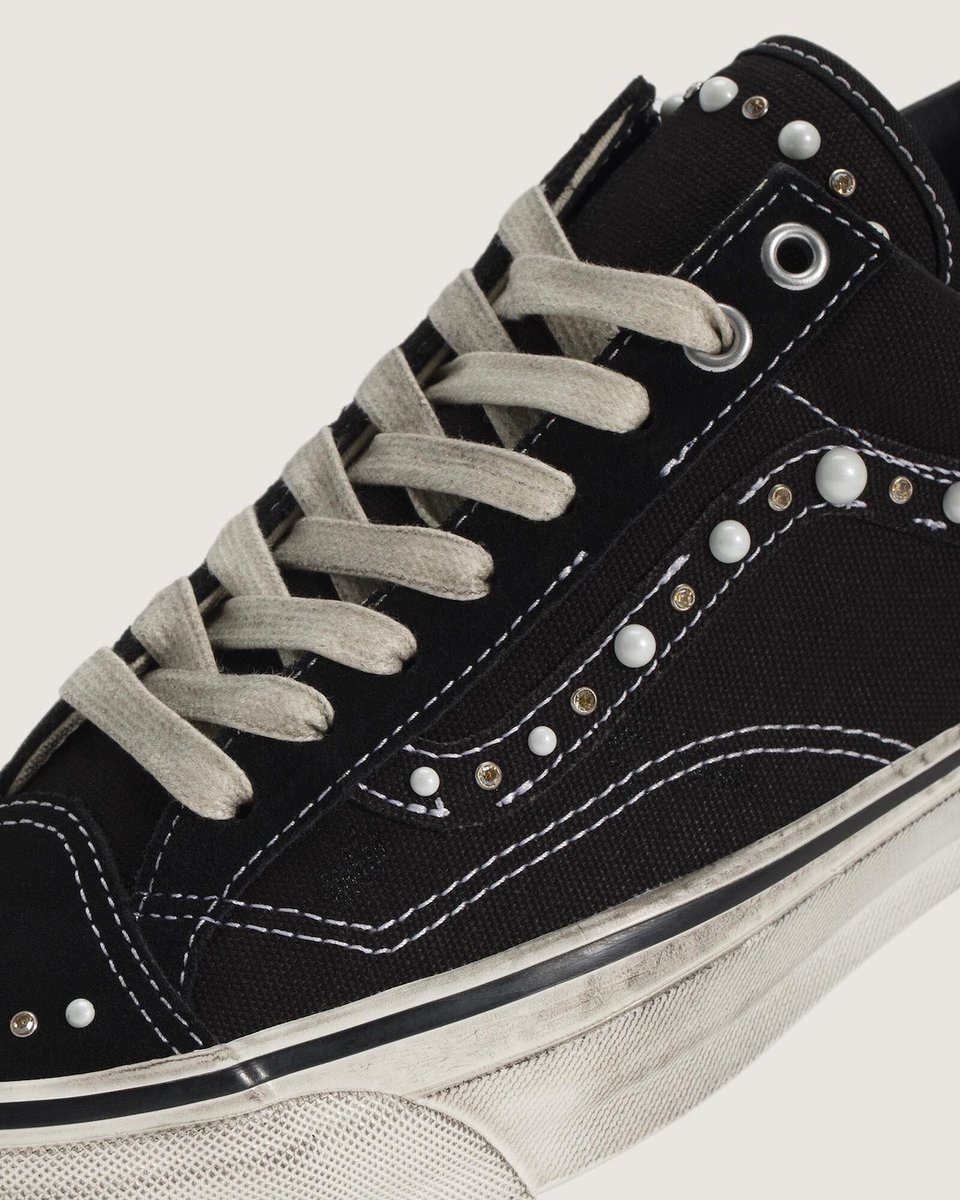 ModernNotoriety's tweet photo. Vans Old Skool 36 Pearlized "Black" drops on Black Friday 🖤✨

🗓️ November 27th
🏷️ $130 https://t.co/Ul7hG8JvTb