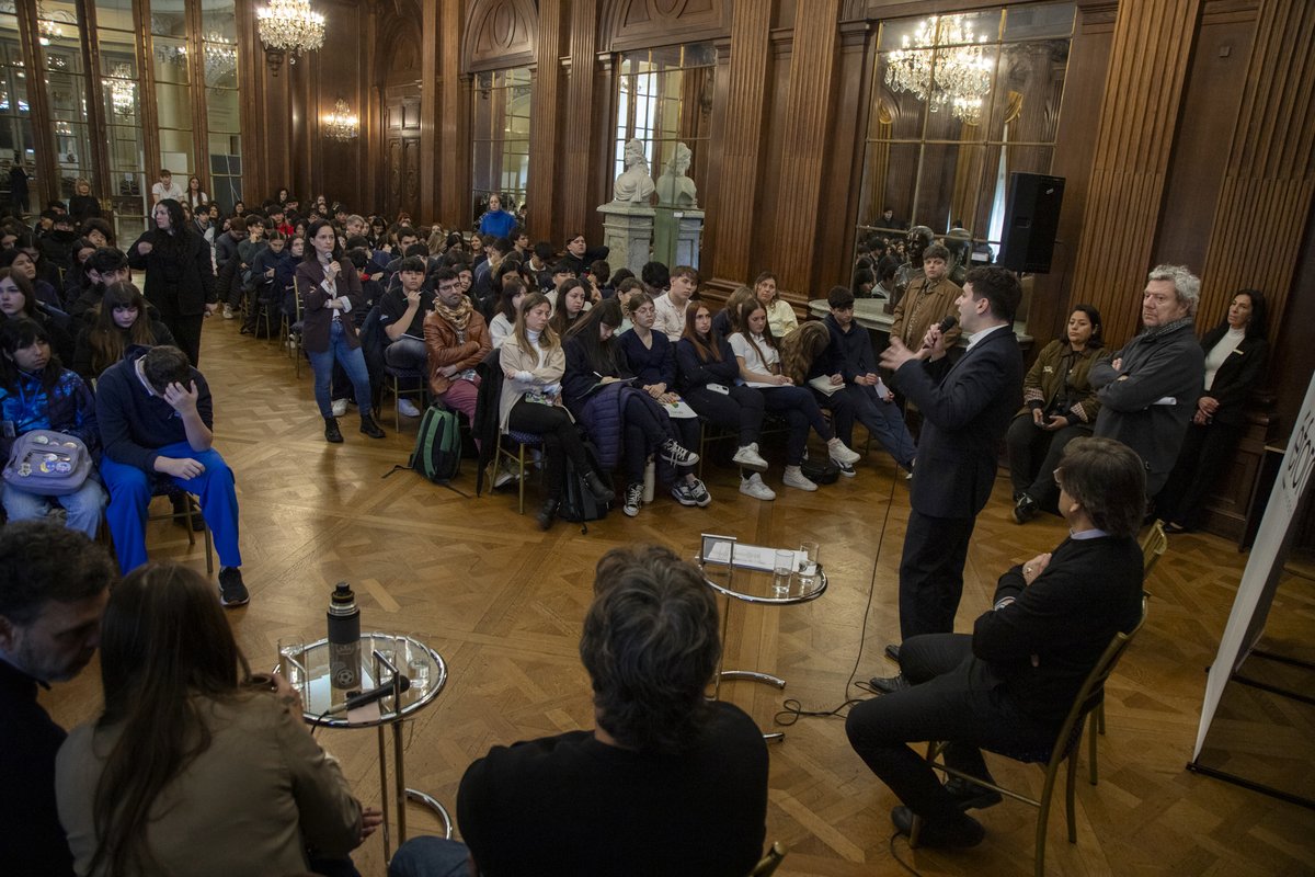 FundacionEforo's tweet photo. La problemática de #Adicciones 🗣️ llegó a la @LegisCABA de la mano de la #18vaGeneración de @EscuelaVecinos 💚💙

Nos reunimos con legisladores y legisladoras de distintas fuerzas políticas para conocer más sobre la normativa y las políticas públicas vigentes en la Ciudad. https://t.co/IfPR0LLUaK
