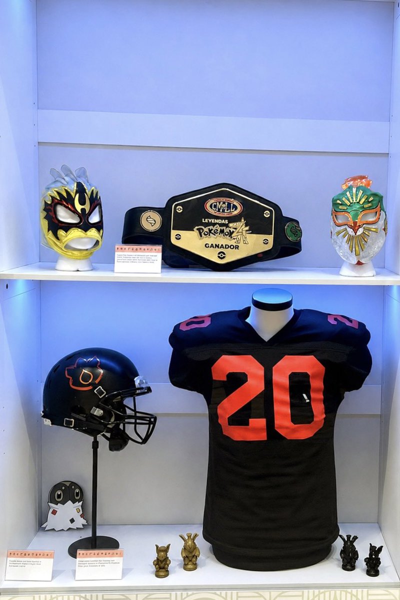 CMLL_OFICIAL's tweet photo. 🔴⚪ ¡EL CMLL PRESENTE EN EL POKÉMON WORLD CHAMPIONSHIPS 2026! ⚪🔴

Como un grato recuerdo de la colaboración entre el Consejo Mundial de Lucha Libre y Pokémon LATAM, las máscaras de Místico y Hechicero

#CMLL #Pokémon #PokemonWorlds #PokemonXP #WCS2026 https://t.co/okjzFLjpEd