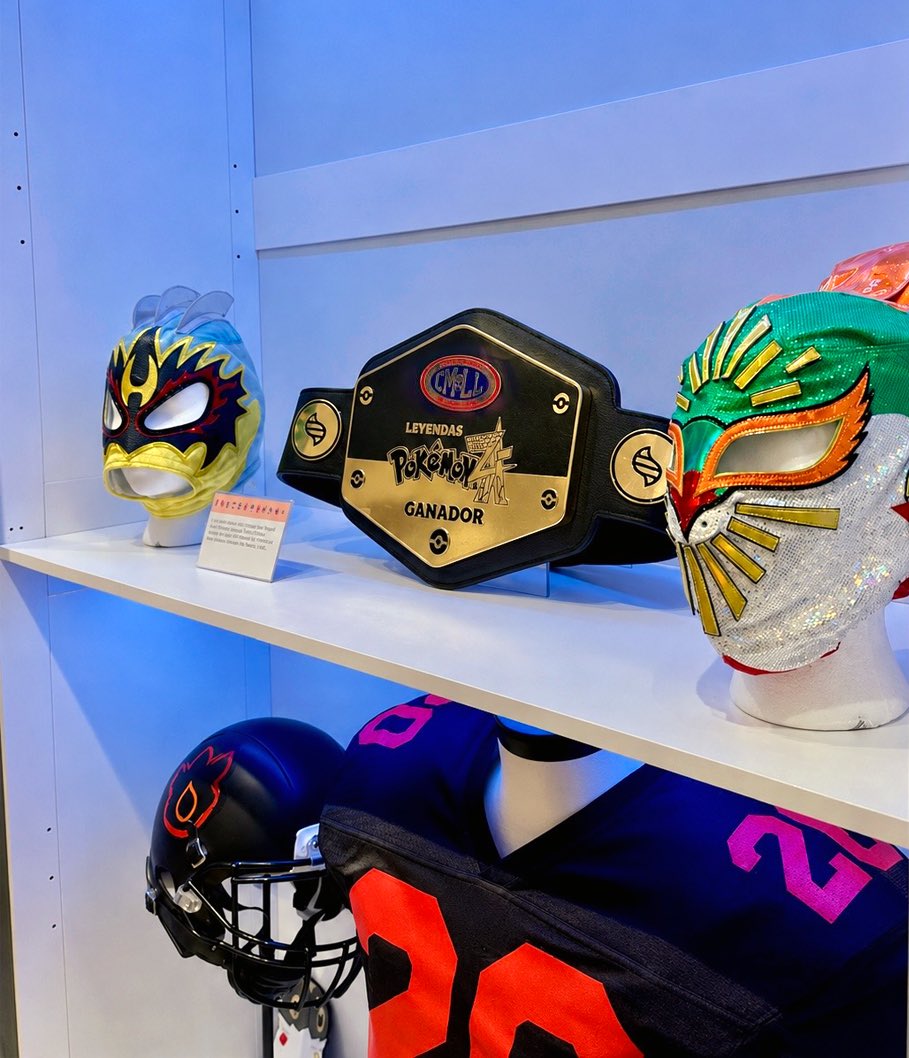CMLL_OFICIAL's tweet photo. 🔴⚪ ¡EL CMLL PRESENTE EN EL POKÉMON WORLD CHAMPIONSHIPS 2026! ⚪🔴

Como un grato recuerdo de la colaboración entre el Consejo Mundial de Lucha Libre y Pokémon LATAM, las máscaras de Místico y Hechicero

#CMLL #Pokémon #PokemonWorlds #PokemonXP #WCS2026 https://t.co/okjzFLjpEd