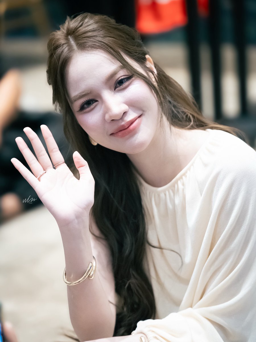 wlwframe's tweet photo. คนสวยของแม่ 🤎✨

TKNUR CARPET MOMENT
#YentertainAwards2026xTKNur
#TKphinyanech https://t.co/sBmcnfJgOl