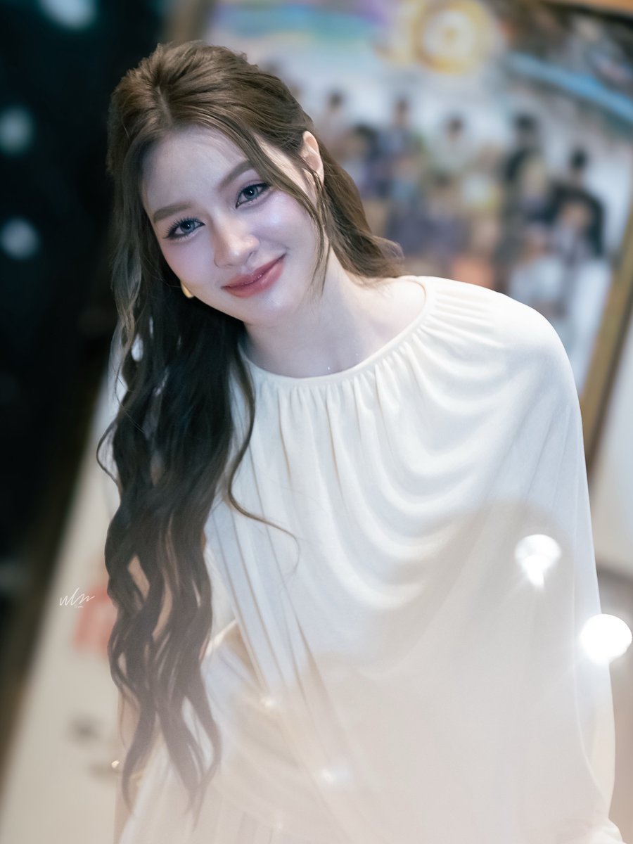 wlwframe's tweet photo. คนสวยของแม่ 🤎✨

TKNUR CARPET MOMENT
#YentertainAwards2026xTKNur
#TKphinyanech https://t.co/sBmcnfJgOl