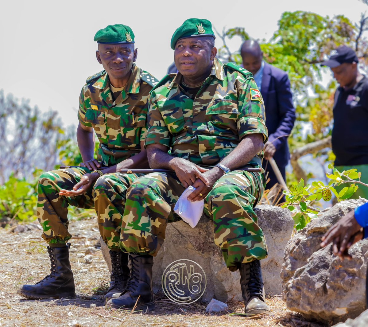 RTNBurundi's tweet photo. #Burundi : Formation et développement

L𝗲 𝗰𝗲𝗻𝘁𝗿𝗲 #𝗙𝗥𝗔𝗗 𝗳𝗼𝗿𝗺𝗲 𝗹𝗲𝘀 𝗷𝗲𝘂𝗻𝗲𝘀 𝗮̀ 𝗹𝗮 𝗱𝗲́𝗳𝗲𝗻𝘀𝗲 𝗲𝘁 𝗮̀ 𝗹’𝗲𝗻𝘁𝗿𝗲𝗽𝗿𝗲𝗻𝗲𝘂𝗿𝗶𝗮𝘁 𝗽𝗼𝘂𝗿 𝗹𝗲 𝗱𝗲́𝘃𝗲𝗹𝗼𝗽𝗽𝗲𝗺𝗲𝗻𝘁

Le Président de la République du Burundi, @GeneralNeva , a effectué, ce 3 septembre 2026, une visite au centre de formation de la Force de Réserve et d’Appui au Développement (#FRAD ) de Kigarika, dans la commune de Ruyigi, de @BuhumuzaProvinc .

Au cours de cette visite, les jeunes ont présenté au Chef de l’État différentes techniques et exercices militaires liés notamment à la défense et à la lutte contre l’ennemi. Ils se sont ensuite rendus sur la colline de Mpungwe, où ils ont démontré leur capacité à manier différents types d’armes ainsi qu’à effectuer des exercices de tir.

𝗟𝗮 𝗳𝗼𝗿𝗺𝗮𝘁𝗶𝗼𝗻 𝗽𝗮𝗿𝗮𝗺𝗶𝗹𝗶𝘁𝗮𝗶𝗿𝗲 𝗮𝗰𝗰𝗼𝗺𝗽𝗮𝗴𝗻𝗲́𝗲 𝗽𝗮𝗿 𝗱𝗲𝘀 𝗮𝗰𝘁𝗶𝘃𝗶𝘁𝗲́𝘀 𝗱𝗲 𝗱𝗲́𝘃𝗲𝗹𝗼𝗽𝗽𝗲𝗺𝗲𝗻𝘁

Lors de cette visite, le Général-major Ignace Sibomana, commandant de la FRAD, a présenté au Président de la République les différents projets de développement déjà réalisés ainsi que ceux en cours de réalisation au sein du centre. Ces projets portent notamment sur la promotion des cultures d’exportation, en particulier le café, ainsi que sur l’élevage bovin.

Le commandant de la FRAD a également montré au Chef de l’État les étangs piscicoles aménagés pour l’élevage des poissons ainsi que les activités liées à la multiplication de la culture du piment.