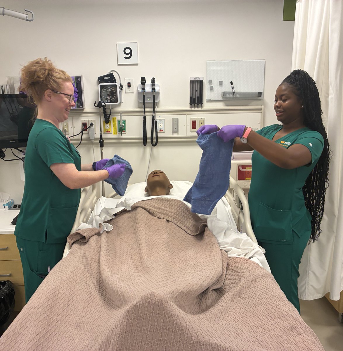 UTHSCnursing's tweet photo. Our new #BSN students are already busy at the @uthsc Center for Healthcare Improvement and Patient Simulation practicing basics such as  bed baths and changing an occupied bed! #nursingschool https://t.co/Kx1ffo3drP