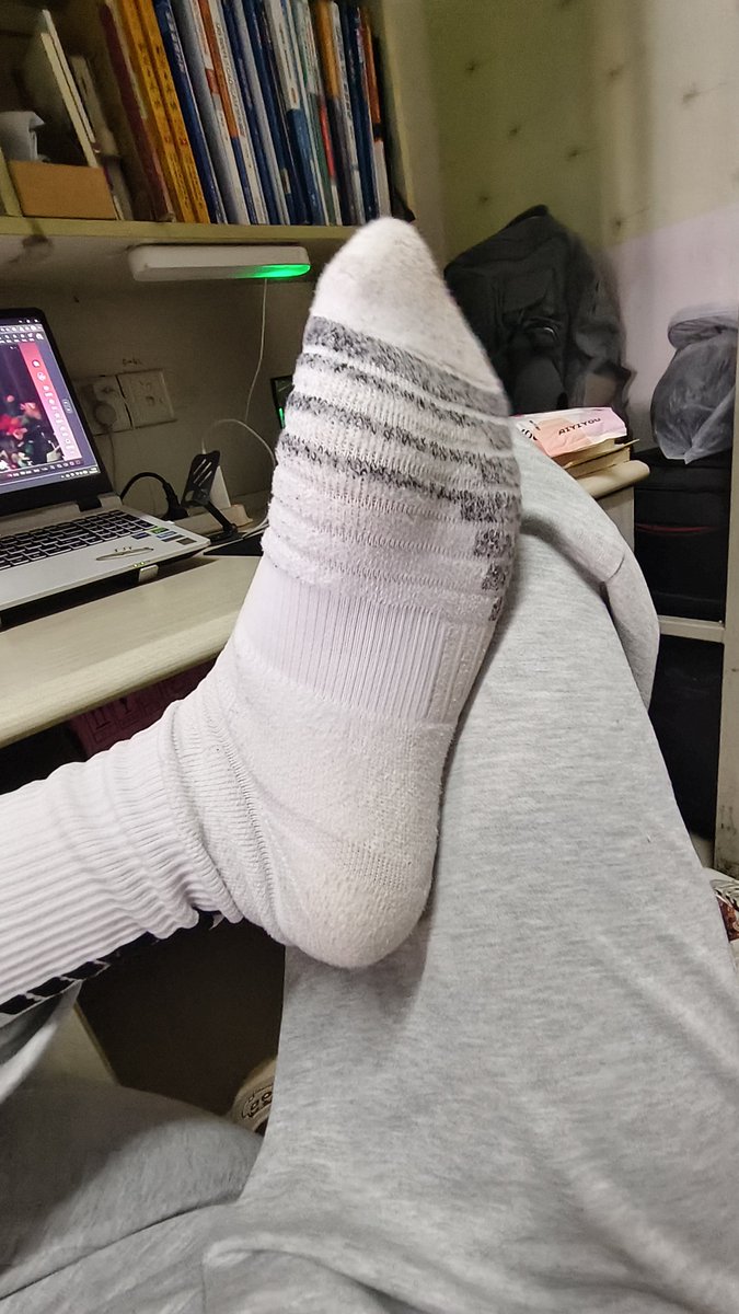 dngho7738's tweet photo. 脚下缺个🐶 https://t.co/3B3pC92iji