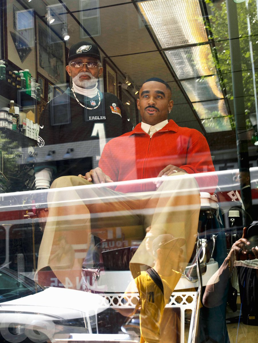 NFL_DovKleiman's tweet photo. Eagles QB Jalen Hurts and his barber in Philly.

(📸 @GQSports) https://t.co/aW6STCFIYH