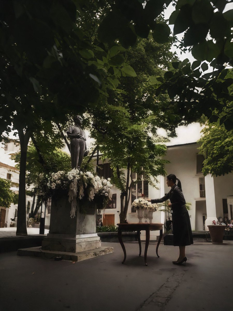 tunyapmp's tweet photo. Paid humble tribute at the statue of Professor Silpa Bhirasri to honor his legacy and priceless contributions to modern art in Thailand 🤍🙏 ￼ https://t.co/a8zKoM3AQZ