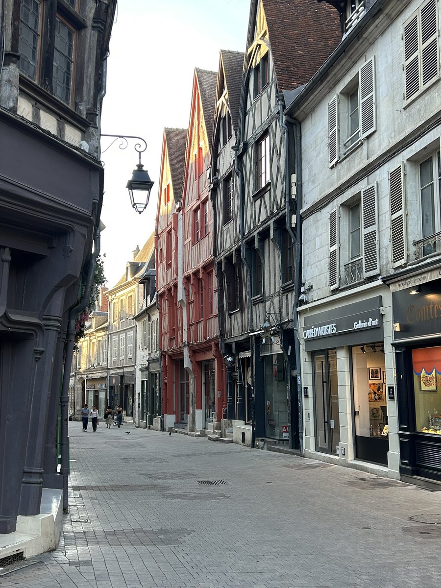 jtiffon's tweet photo. Mais pourquoi personne ne parle de #Bourges, dans le #Berry ? Cette ville est absolument magnifique ! https://t.co/I9wbYIuXW9