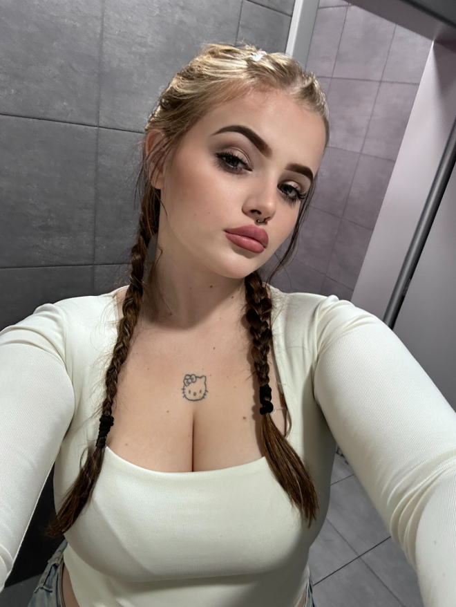 danyelka_bbw's tweet photo. Zatahal bys mě za culíčky? 💋 https://t.co/AqWbMlyYbS