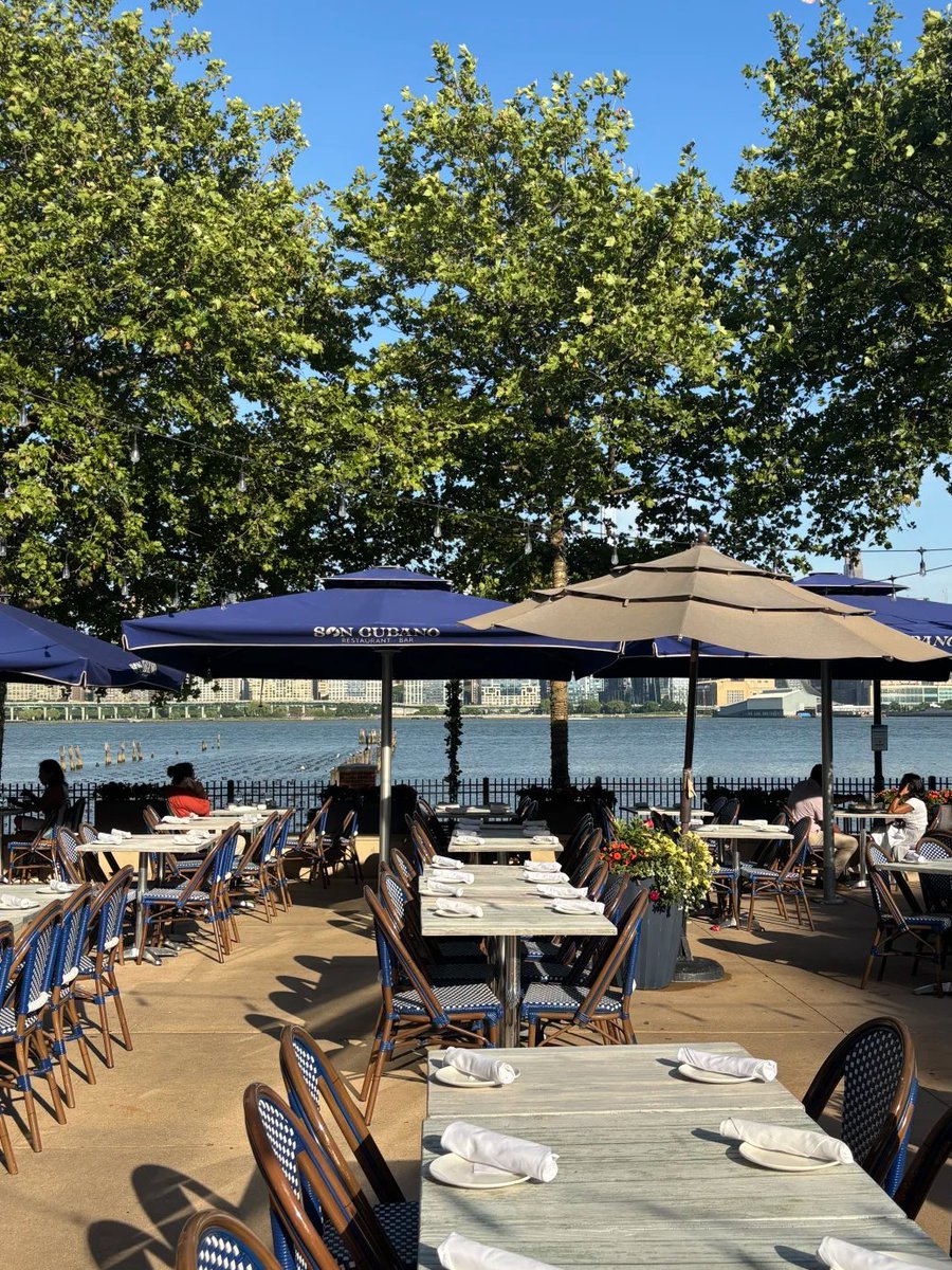 Emily_VIP16's tweet photo. The view of the New York skyline from this restaurant is absolutely stunning https://t.co/t9E8ny0VvT
