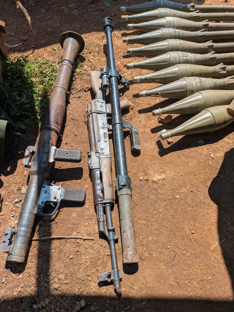 MaishaRdc's tweet photo. #EST_RDC_GL: 

Au moins 4 tonnes d’armes et munitions de guerre ont été abandonnées dans un magasin d’armement des Fdlr à Tushungiti lors des combats avec la rébellion de l’AFC-M23.

Ces armes provenaient de Walikale et d’autres via des hélicoptères des Fardc selon les habitants locaux.

Cet armement prouve que le Gouvenement congolais est loin de dissocier des Fdlr , malgré même un semblent de protocole signé avec cette force d’anciens auteurs du genocide contre les tutsis en 1994 au 🇷🇼.

Des groupes armés nyatura et autres milices locales wazalendo se ravitaillaient également dans le même magasin.

D’autres armes et minutions de guerre ont été abandonnés dans l’état major de commandement des Fardc, à Tushunguti.

Il est difficile de croire que les autorités congolaises pourraient désarmer les fdlr , en se basant sur le précédent protocole signé avec ce groupe , en promettant de passer avant tout à leur sensibilisation pour une reddition volontaire. Tout fait croire que ce protocole est pour protéger les Fdlr et continuer de les armer pour combattre la rébellion de l’AFC-M23.

@vonderleyen @HuangXia16 @eucopresident @JosepBorrellF @AUC_MoussaFaki @EmmanuelMacron @ottoplatus @PatrickMuyaya @FloribertAnzu @prevotmaxime @US_SrAdvisorAF @UnderSecPD @UNHumanRights @USUN @UKUN_NewYork @francediplo @kayikwambaT @FEGnassingbe @onduhungirehe @jlprdeangola @volker_turk @EUCouncil @antonioguterres