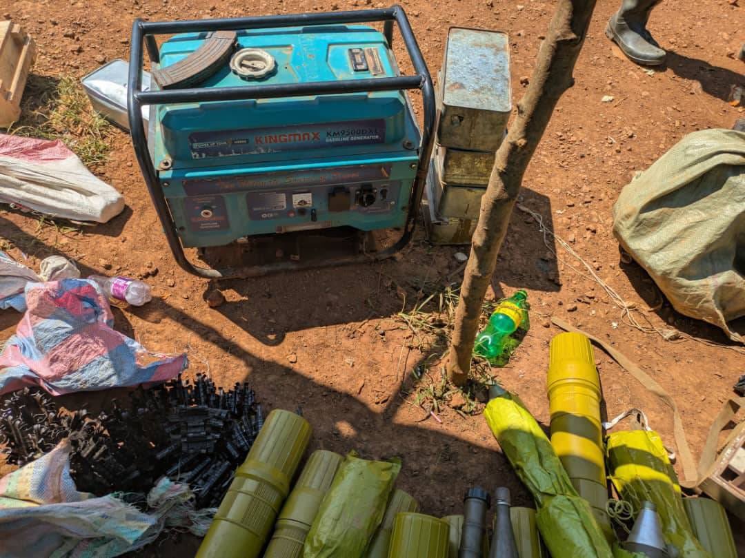 MaishaRdc's tweet photo. #EST_RDC_GL: 

Au moins 4 tonnes d’armes et munitions de guerre ont été abandonnées dans un magasin d’armement des Fdlr à Tushungiti lors des combats avec la rébellion de l’AFC-M23.

Ces armes provenaient de Walikale et d’autres via des hélicoptères des Fardc selon les habitants locaux.

Cet armement prouve que le Gouvenement congolais est loin de dissocier des Fdlr , malgré même un semblent de protocole signé avec cette force d’anciens auteurs du genocide contre les tutsis en 1994 au 🇷🇼.

Des groupes armés nyatura et autres milices locales wazalendo se ravitaillaient également dans le même magasin.

D’autres armes et minutions de guerre ont été abandonnés dans l’état major de commandement des Fardc, à Tushunguti.

Il est difficile de croire que les autorités congolaises pourraient désarmer les fdlr , en se basant sur le précédent protocole signé avec ce groupe , en promettant de passer avant tout à leur sensibilisation pour une reddition volontaire. Tout fait croire que ce protocole est pour protéger les Fdlr et continuer de les armer pour combattre la rébellion de l’AFC-M23.

@vonderleyen @HuangXia16 @eucopresident @JosepBorrellF @AUC_MoussaFaki @EmmanuelMacron @ottoplatus @PatrickMuyaya @FloribertAnzu @prevotmaxime @US_SrAdvisorAF @UnderSecPD @UNHumanRights @USUN @UKUN_NewYork @francediplo @kayikwambaT @FEGnassingbe @onduhungirehe @jlprdeangola @volker_turk @EUCouncil @antonioguterres