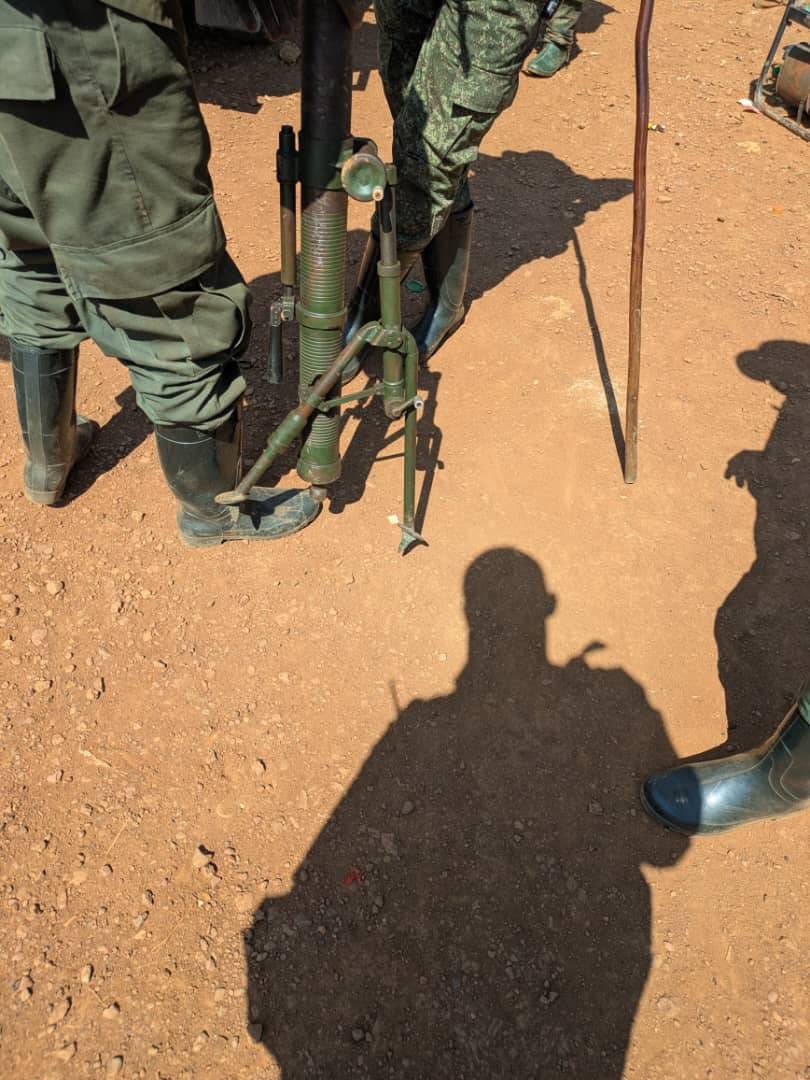 MaishaRdc's tweet photo. #EST_RDC_GL: 

Au moins 4 tonnes d’armes et munitions de guerre ont été abandonnées dans un magasin d’armement des Fdlr à Tushungiti lors des combats avec la rébellion de l’AFC-M23.

Ces armes provenaient de Walikale et d’autres via des hélicoptères des Fardc selon les habitants locaux.

Cet armement prouve que le Gouvenement congolais est loin de dissocier des Fdlr , malgré même un semblent de protocole signé avec cette force d’anciens auteurs du genocide contre les tutsis en 1994 au 🇷🇼.

Des groupes armés nyatura et autres milices locales wazalendo se ravitaillaient également dans le même magasin.

D’autres armes et minutions de guerre ont été abandonnés dans l’état major de commandement des Fardc, à Tushunguti.

Il est difficile de croire que les autorités congolaises pourraient désarmer les fdlr , en se basant sur le précédent protocole signé avec ce groupe , en promettant de passer avant tout à leur sensibilisation pour une reddition volontaire. Tout fait croire que ce protocole est pour protéger les Fdlr et continuer de les armer pour combattre la rébellion de l’AFC-M23.

@vonderleyen @HuangXia16 @eucopresident @JosepBorrellF @AUC_MoussaFaki @EmmanuelMacron @ottoplatus @PatrickMuyaya @FloribertAnzu @prevotmaxime @US_SrAdvisorAF @UnderSecPD @UNHumanRights @USUN @UKUN_NewYork @francediplo @kayikwambaT @FEGnassingbe @onduhungirehe @jlprdeangola @volker_turk @EUCouncil @antonioguterres