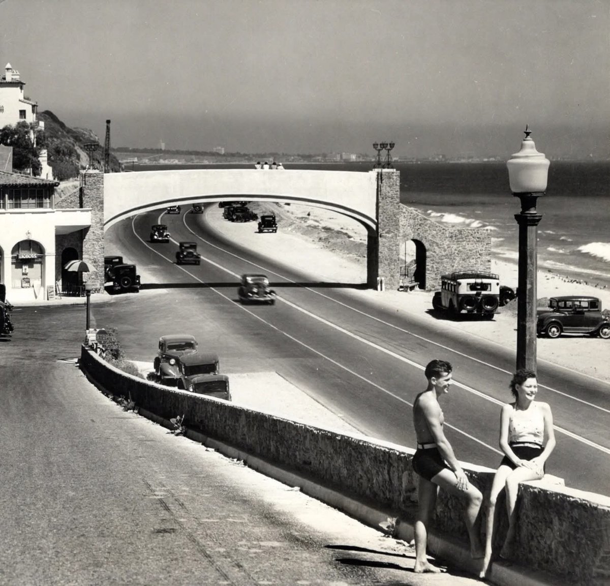 FreewaysLA's tweet photo. c. 1935 - Roosevelt Hwy (future Pacific Coast Hwy CA-1). Courtesy of Daniel Nauman.

Roosevelt Highway at Castellammare, between Malibu and Santa Monica, designated CA 3 but not likely signed. It became US 101A in 1936 and CA 1 in 1964. Thelma Todd's Café is just left of frame. https://t.co/udjKhfWVZY
