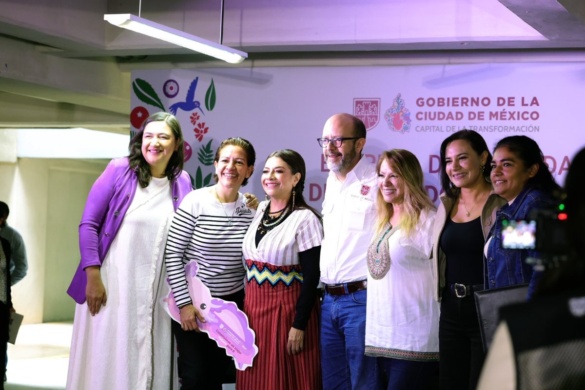ClaraBrugadaM's tweet photo. ¡Entregamos 97 viviendas dignas, sustentables y asequibles para familias de @AzcapotzalcoMx  y @TuAlcaldiaGAM!
Cada una cuenta con ecotecnologías como calentadores solares y captación de agua de lluvia para cuidar y proteger el medio ambiente. 

En la #CapitalDeLaTransformación tenemos claro que la vivienda es un derecho fundamental, no una mercancía. Por eso duplicamos el presupuesto para el @INVICDMX, reduciremos los trámites a la mitad y seguiremos en la construcción de hogares accesibles para quienes más lo necesitan.

¡Con honestidad y austeridad, los recursos alcanzan para transformar vidas!
