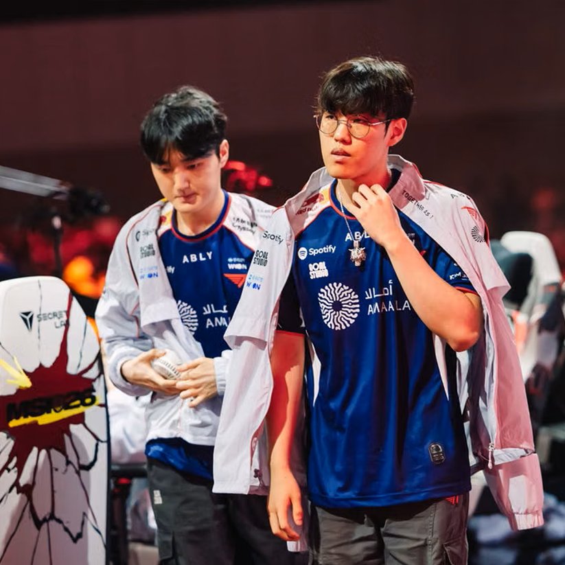 dpmlol's tweet photo. T1 Oner ended up playing jungle against his teammate Peyz and politely reminded him to stay in his place 🚨

8/0/4 KDA
60% KP
+1741 gold diff at 15 min https://t.co/N2aKzmPq8M