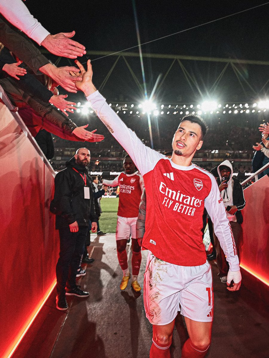 FrenchAFC's tweet photo. 🗣 Le message d'adieu de Martinelli sur Instagram :

"Le jour est venu, et honnêtement, je ne me sens toujours pas prêt à écrire un adieu, mais je vais essayer.

Quand je suis arrivé ici, il y a sept ans, je n’étais qu’un garçon qui venait tout juste d’avoir 18 ans. Au fond de moi, je pensais que j’y resterais pour toujours. Mais la vie est en constante évolution, et parfois, nos chemins nous mènent dans des directions différentes de celles que nous avions prévues.

Quand je suis arrivé ici, il y a sept ans, je n’étais qu’un garçon qui venait tout juste d’avoir 18 ans. Au fond de moi, je pensais que j’y resterais pour toujours. Mais la vie est en constante évolution, et parfois, nos chemins nous mènent dans des directions différentes de celles que nous avions prévues.

Est-ce qu'on va un jour devenir champions ? Vais-je m’adapter à un nouveau club, à un nouveau pays, à une nouvelle culture ? Vais-je un jour marquer en Ligue des champions ? Vais-je marquer des buts décisifs ? Aurai-je l’occasion de jouer aux Jeux olympiques ? À la Coupe du monde ? Et imaginez un peu : marquer lors d’une Coupe du monde ?

Telles étaient toutes les pensées qui traversaient l’esprit de Gabriel, alors âgé de 18 ans.

Et oui, on l'a fait.

Nous avons remporté la FA Cup, le Community Shield et, enfin, ce titre que nous attendions depuis si longtemps : le titre de champion de Premier League. Avec le Brésil, j’ai remporté une médaille d’or olympique, participé à deux Coupes du monde et marqué un but très spécial. Et ici, avec Arsenal, j’ai contribué à 98 buts.

J’ai passé sept ans dans ce club. J’ai l’impression d’être un garçon de Hale End, si on peut dire. J’ai trouvé une famille qui a pris soin de moi et m’a vu grandir tout au long de ces années.

Je ne peux que remercier le staff et mes coéquipiers. Merci aux cuisiniers, au personnel chargé des tenues, aux médecins, aux portiers, au personnel de sécurité, à l’équipe médias, au personnel d’entretien, aux kinésithérapeutes et à chacun de mes coéquipiers qui ont fait partie de mon histoire de 2019 à aujourd’hui. Merci à tous ceux qui m’ont aidé à grandir au cours de ce parcours.

Et aux supporters, merci pour tout. Dès mon premier jour, vous m’avez fait me sentir chez moi. À chaque fois que je suis entré sur le terrain, malgré tout, j’ai essayé de donner tout ce que j’avais pour ce maillot.

À Arsenal, merci d’avoir cru en moi et de m’avoir donné la chance de me révéler au monde entier.

Mais surtout, je tiens à remercier ma famille et ma femme, qui ont été à mes côtés tout au long de ce parcours, m’apportant tout le soutien émotionnel dont j’avais besoin pour surmonter les défis que nous sommes les seuls à connaître vraiment.

Ce fut un long parcours, riche en événements, et il touche désormais à sa fin. J’écris ces lignes les larmes aux yeux ; il est si difficile de résumer sept années en quelques mots.

De 35 à 11. Once a Gunner, Always a Gunner.

Au revoir, et merci encore 🤍❤️"