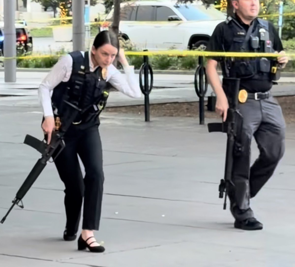 krus_chiki's tweet photo. Minneapolis PD brought out Colt SP1s with A2 grips and an eotech on a gooseneck mount for active shooter response yesterday https://t.co/JLsC6C84vR