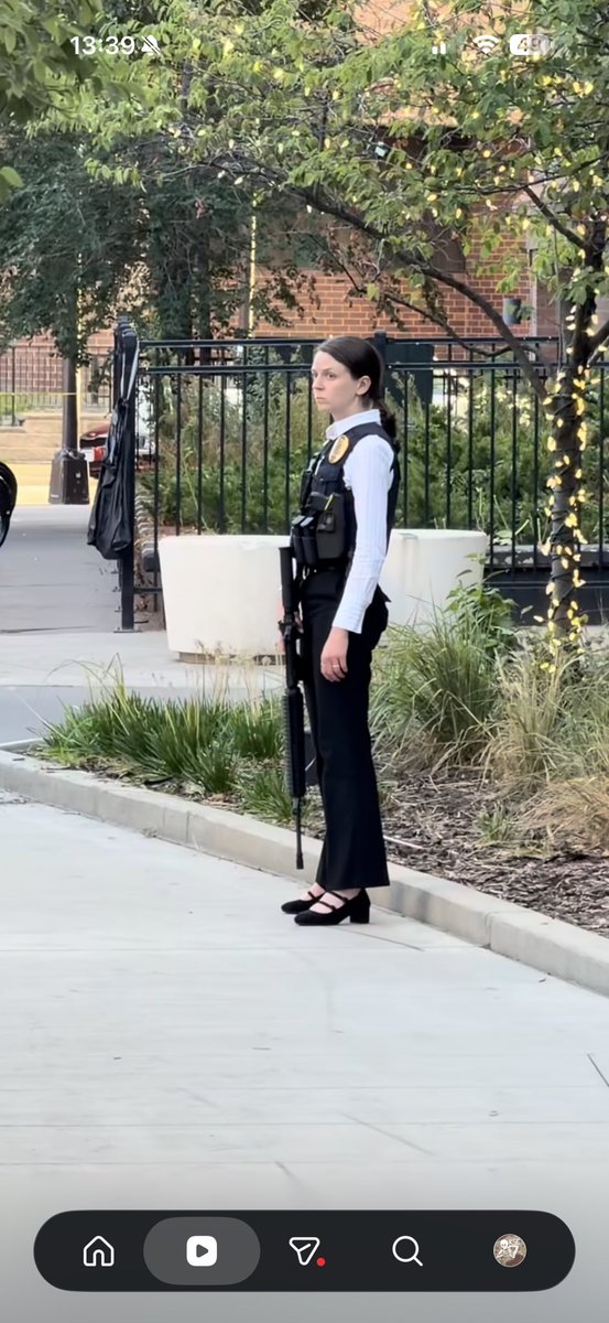 krus_chiki's tweet photo. Minneapolis PD brought out Colt SP1s with A2 grips and an eotech on a gooseneck mount for active shooter response yesterday https://t.co/JLsC6C84vR