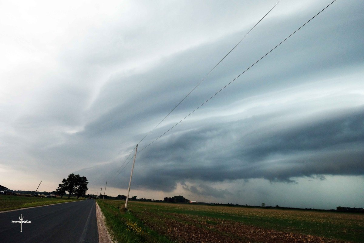 tempesthunterph's tweet photo. Here are the pictures from this incredible shelf this afternoon over Wallaceburg, Ontario @LakeErieNorth @StormhunterTWN @weathernetwork https://t.co/yj4G2tvuw5