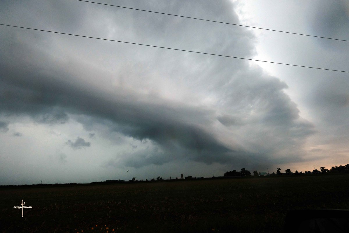 tempesthunterph's tweet photo. Here are the pictures from this incredible shelf this afternoon over Wallaceburg, Ontario @LakeErieNorth @StormhunterTWN @weathernetwork https://t.co/yj4G2tvuw5