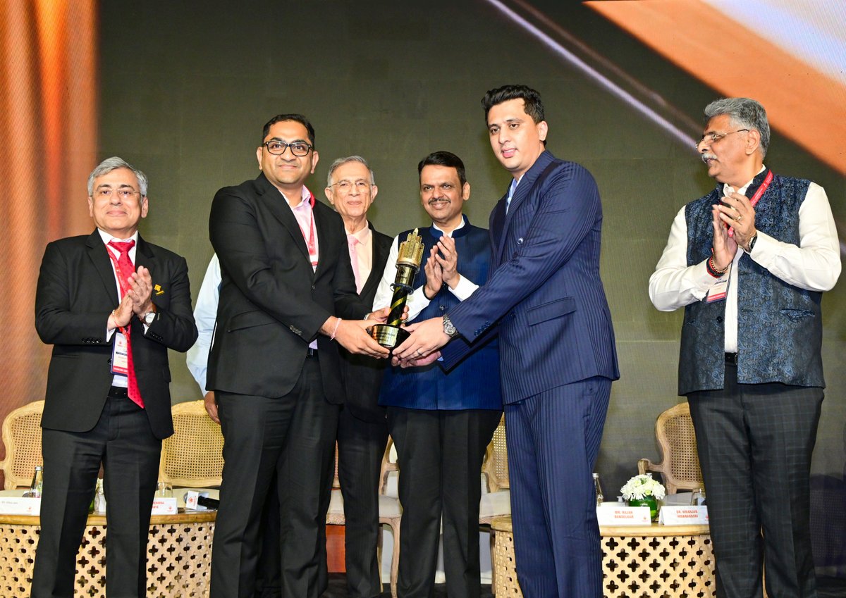 CMOMaharashtra's tweet photo. 🔸CM Devendra Fadnavis at the ‘Change of Guard Ceremony’ of National Real Estate Development Council (NAREDCO) Maharashtra.
Founder and Chairman of the Hiranandani Group Niranjan Hiranandani, President of NAREDCO Maharashtra Kamlesh Thakur and other dignitaries were present.

🔸मुख्यमंत्री देवेंद्र फडणवीस यांची नॅशनल रिअल इस्टेट डेव्हलपमेंट कौन्सिल (NAREDCO) महाराष्ट्राच्या ‘चेंज ऑफ गार्ड समारंभा’त प्रमुख उपस्थिती.
यावेळी हिरानंदानी ग्रुपचे संस्थापक व अध्यक्ष निरंजन हिरानंदानी, नारेडको महाराष्ट्राचे अध्यक्ष कमलेश ठाकूर व इतर मान्यवर उपस्थित होते.

🔸मुख्यमंत्री देवेंद्र फडणवीस इनकी नेशनल रियल एस्टेट डेवलपमेंट काउंसिल (NAREDCO) महाराष्ट्र के ‘चेंज ऑफ गार्ड समारोह’ में प्रमुख उपस्थिति।
इस अवसर पर हिरानंदानी ग्रुप के संस्थापक व अध्यक्ष निरंजन हिरानंदानी, नारेडको महाराष्ट्र के अध्यक्ष कमलेश ठाकुर एवं अन्य मान्यवर उपस्थित थे।   

🕗 8pm | 3-9-2026 📍Mumbai | रा. ८ वा. | ३-९-२०२६ 📍मुंबई.

@Dev_Fadnavis @N_Hiranandani @NaredcoMaha
#Maharashtra #DevendraFadnavis #NAREDCO
