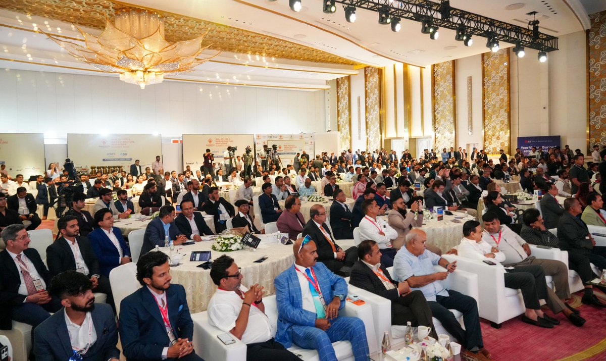 CMOMaharashtra's tweet photo. 🔸CM Devendra Fadnavis at the ‘Change of Guard Ceremony’ of National Real Estate Development Council (NAREDCO) Maharashtra.
Founder and Chairman of the Hiranandani Group Niranjan Hiranandani, President of NAREDCO Maharashtra Kamlesh Thakur and other dignitaries were present.

🔸मुख्यमंत्री देवेंद्र फडणवीस यांची नॅशनल रिअल इस्टेट डेव्हलपमेंट कौन्सिल (NAREDCO) महाराष्ट्राच्या ‘चेंज ऑफ गार्ड समारंभा’त प्रमुख उपस्थिती.
यावेळी हिरानंदानी ग्रुपचे संस्थापक व अध्यक्ष निरंजन हिरानंदानी, नारेडको महाराष्ट्राचे अध्यक्ष कमलेश ठाकूर व इतर मान्यवर उपस्थित होते.

🔸मुख्यमंत्री देवेंद्र फडणवीस इनकी नेशनल रियल एस्टेट डेवलपमेंट काउंसिल (NAREDCO) महाराष्ट्र के ‘चेंज ऑफ गार्ड समारोह’ में प्रमुख उपस्थिति।
इस अवसर पर हिरानंदानी ग्रुप के संस्थापक व अध्यक्ष निरंजन हिरानंदानी, नारेडको महाराष्ट्र के अध्यक्ष कमलेश ठाकुर एवं अन्य मान्यवर उपस्थित थे।   

🕗 8pm | 3-9-2026 📍Mumbai | रा. ८ वा. | ३-९-२०२६ 📍मुंबई.

@Dev_Fadnavis @N_Hiranandani @NaredcoMaha
#Maharashtra #DevendraFadnavis #NAREDCO