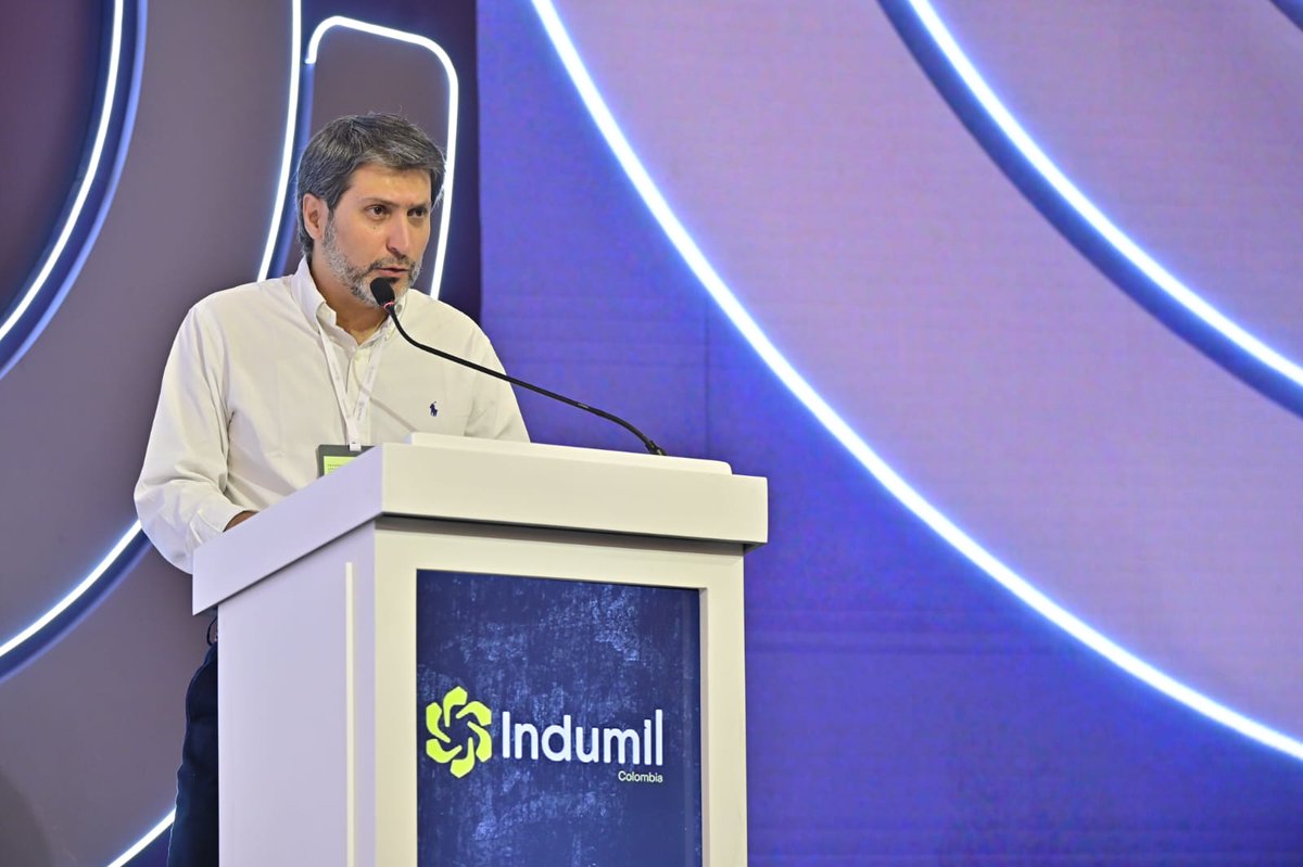 ConRegion's tweet photo. Hoy en la sesion inaugural del Congreso Nacional de Minería 2026, el presidente del consejo directivo de la ACM enfatizó que el  futuro es de la industria: no depende únicamente de los recursos mineros como tal, sino de quienes trabajan al frente de esta sector. Por su parte la Ministra de Minas y Energía , María Nohemy Arboleda, sostuvo que el llamado es trabajar juntos  y hacer que el minero vuelva a ser orgullo de Colombia "Trabajar juntos entre un Estado que defina reglas, brinde estabilidad y remueve obstáculos; la empresa que cumple un rol de inversión; y la comunidad que pone el territorio cuando ve la prosperidad". 
El cierre de las intervenciones lo hizo Juan Camilo Nariño Alcocer, quien llamo la atención en cifras de inversión, crecimiento y desarrollo regional: “Si tomamos la decisión, podemos movilizar inversiones cercanas a los US$4.700 millones, capaces de dinamizar la industria en los territorios, generar más empleo y hacer viables proyectos que están en su fase final de licenciamiento o de exploración".
#MineríaBienHecha #MineríaConUnPropósito #JuntosPodemos #GuardianesDelPáramo
@acmineriacol @ANMColombia @RegionesCP @ArisMining @ProSotoNorte @AlcCalifornia  @alcaldiasurata @angelicavetana