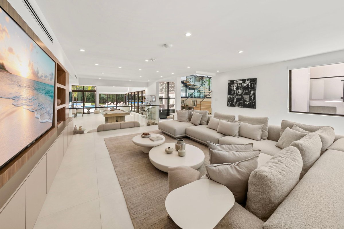 JatinaGroup's tweet photo. Guests can enjoy a private resort-style setting with a sparkling pool, expansive grounds, basketball court, and canal frontage. The waterfront setting creates a peaceful sense of privacy, while the generous outdoor spaces are ideal for relaxing and enjoying Miami all year round. https://t.co/rIPNolThnA